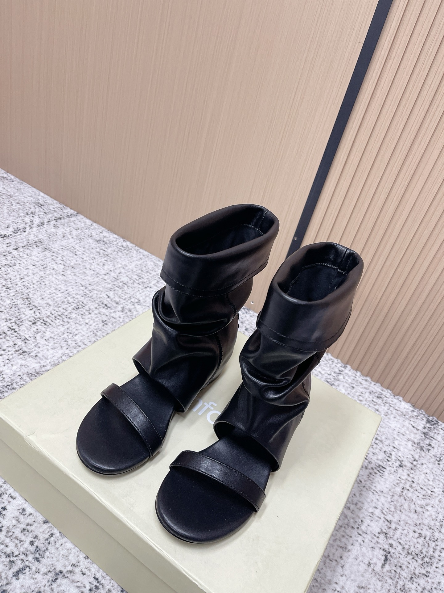 NO:789865,Top version niche brand Unfolio26 new spring and summer style hot one-line open-toe stacked sandals, fashionable retro flip-up straight short boots, nomadic seam stacked knee-high boots and ankle boots, Unfolio Sienna series one-line stacked sandals are a contemporary translation of the brand's nomadic style genes, continuing the classic stacked design to complete the natural transition from nomadic style to urban aesthetics.  The soft matte cowhide material is woven into a relaxed shape, and the natural lines of the pleated boot shaft balance the breathability of the open-toe design. 1. Lightweight, it is a lazy footnote that combines seasonal breathing and style texture. Upper cowhide/cow suede, lining sheepskin/Lycra, open-molded rubber outsole, 4cm increase in height  Size 35-39 (40.41 customized, non-refundable), boots, cowhide, sheepskin19860909顶级版本 小众品牌 Unfolio26春夏新款 爆火一字带露趾堆堆凉靴时髦复古翻口直筒短靴 游牧缝堆叠感及膝靴踝靴 Unfolio Sienna系列一字带堆堆凉靴是品牌游牧风格基因的当代转译,将经典堆叠感设计延续,完成从游牧风情到都市美学的自然过渡. 以柔软哑光牛皮材料织就松弛形态,用褶皱靴筒的自然线条平衡了露趾设计的透气 1轻盈,它是穿搭里兼具季节呼吸感与风格质感的慵懒注脚. 鞋面牛皮/牛反绒 内里垫脚羊皮/莱卡 鞋底开模橡胶大底 内增高4cm 码数35-39（40.41定做不退换）,靴子,boots,cowhide,sheepskin,Women's Shoes