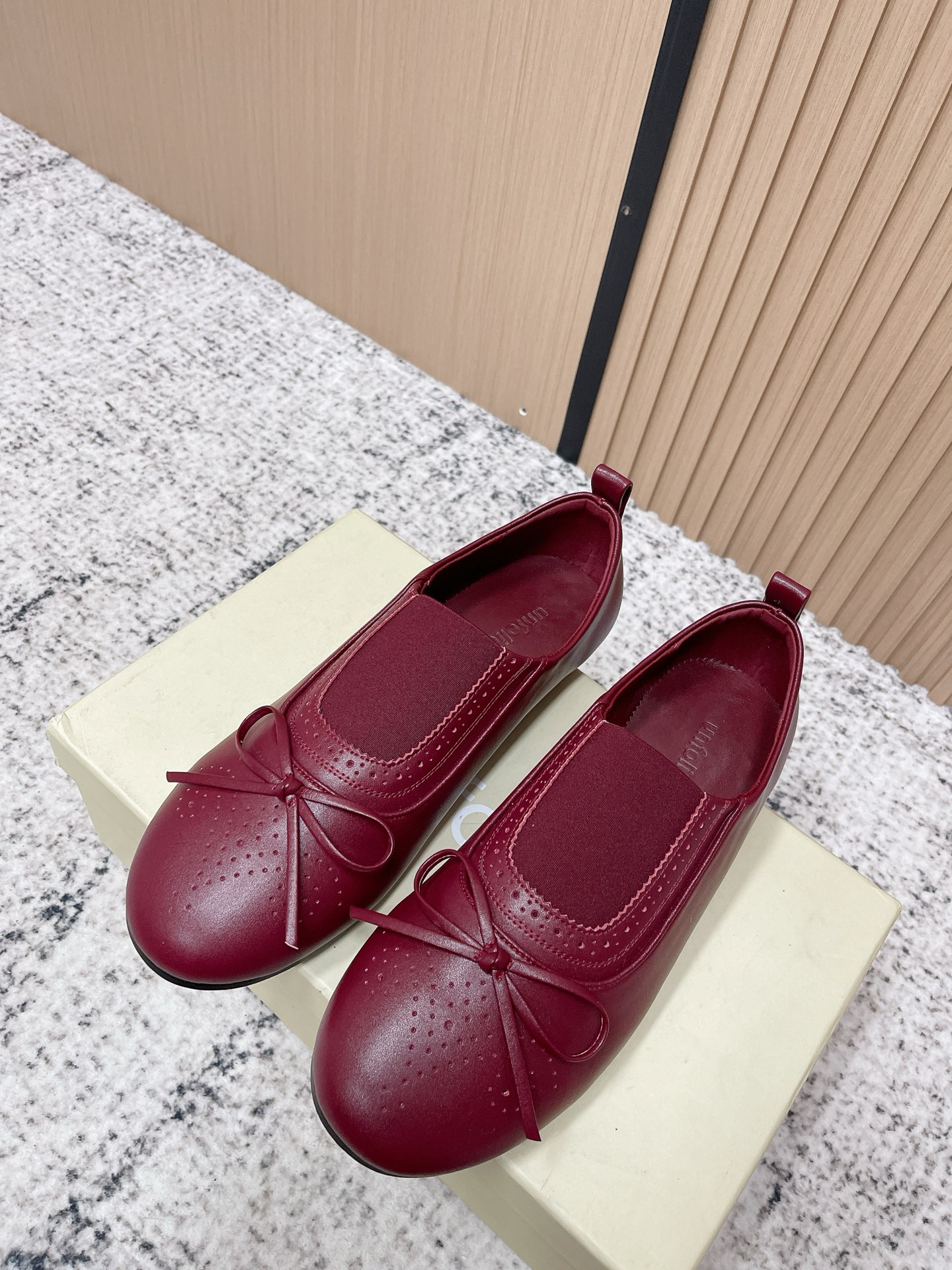 NO:789862,Top version niche brand Unfolio26ss spring and summer new British style brogue carved bow flat shoes single shoes old money style Mary Jane elastic band one-legged loafers  Combining the laziness and casualness of loafers with the softness and sophistication of ballet shoes, and adding retro details such as British brogue carvings and bows, it has a relaxed sense of French elegance and a retro academic style. The toe is hollowed out and carved, and the edges are decorated with lace, with rich craftsmanship details; the sole is designed to be flat, taking into account both aesthetics and comfort for daily wear.  The shoe shape is shallow and flat, with no height in the heel, and a rear pull-loop design, which is easy to put on and take off and fits the foot. The overall shape is round and cute, which weakens the toughness and makes it more gentle. The upper is cowhide, the inner lining is sheepskin, the sole is molded rubber outsole, the size is 35-39 (40.41 is customized and non-returnable), ballet shoes, loafers, mary jane, flats, cowhide, sheepskin19860909顶级版本 小众品牌Unfolio26ss春夏新款英伦风布洛克雕花蝴蝶结平底鞋单鞋老钱风玛丽珍松紧带一脚蹬乐福鞋 将乐福鞋的慵懒随性与芭蕾舞鞋的柔美精致结合,加入英伦布洛克雕花、蝴蝶结等复古细节,既有法式优雅的松弛感,又带复古学院风的腔调.鞋头做镂空雕花,边缘搭配蕾丝花边装饰,工艺细节丰富； 鞋底为平底设计,兼顾美观与日常穿着的舒适度. 鞋型为浅口平底,鞋跟无高度,后提环设计,穿脱便捷且贴合脚部,整体版型偏圆润可爱,弱化了硬朗感,更显温柔. 鞋面牛皮 内里垫脚羊皮 鞋底开模橡胶大底 码数35-39（40.41定做不退换）,芭蕾舞鞋,loafers,mary jane,flats,cowhide,sheepskin,Women's Shoes