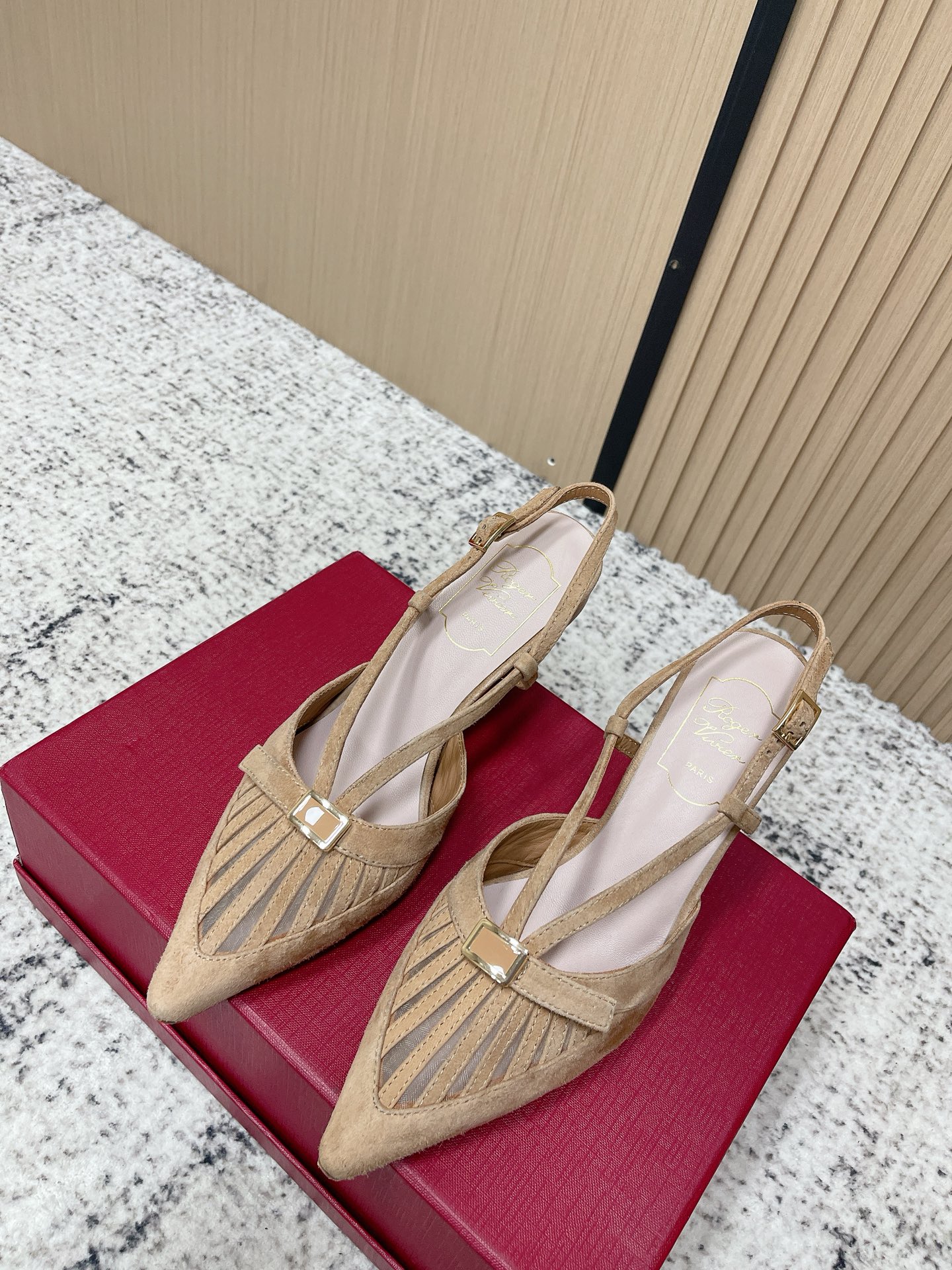 NO:789859,The top version of Roger Vivier's latest fashion shoes for spring and summer 2026. Lots of stars and Internet celebrities. Classic pointed toe design. Bow buckle decoration. High brand recognition. Sheepskin insole is soft and comfortable. Not tired after walking for a long time. Versatile for daily outings. Can be easily worn in skirts and trousers on dates and other daily occasions. The shoe shape modifies the foot shape. Even sisters with wide feet can easily control it. Elegant and practical. Heel height 6.5CM. Italian leather outsole Size  35-41 (customized at 40.41), high heels and sandals, roger vivier, sandals, high heels, skirts, sheepskin, Leather soles19860909顶级版本 Roger Vivier罗杰·维维亚2026春夏最新款时装鞋 超多明星网红种草 经典的尖头设计 蝴蝶结扣装饰 品牌辨识度超高 羊皮鞋垫柔软舒适 长时间走路也不累 日常出街百搭款 约会等日常场合裙装裤装都能轻松驾驭 鞋型修饰脚型 宽脚姐妹也能轻松驾驭 优雅又实用 跟高6.5CM 意大利真皮大底Size 35-41（40.41订做）,高跟鞋凉鞋,roger vivier,sandals,high heels,skirts,sheepskin,Leather soles,Women's Shoes