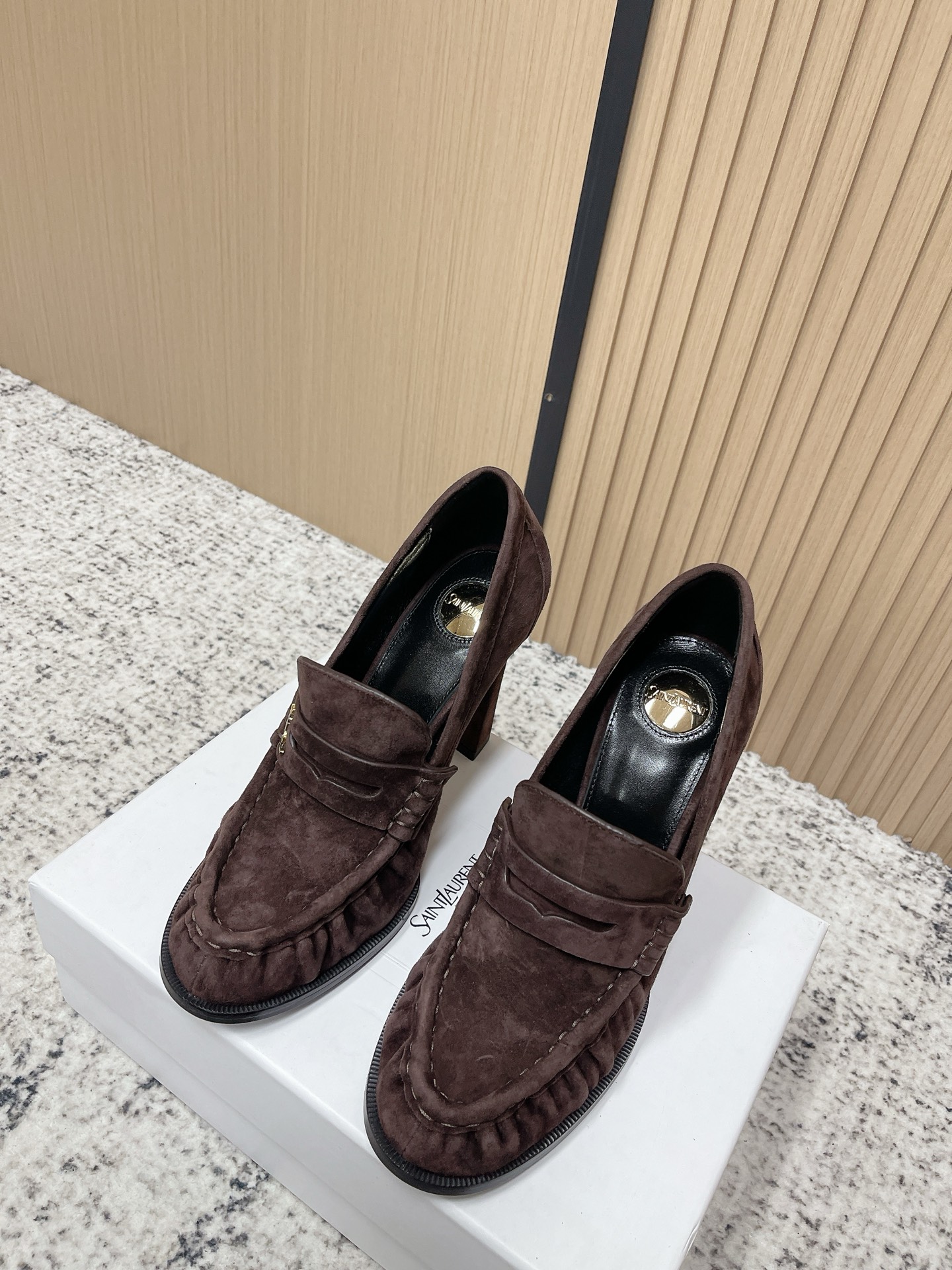 NO:789853,Purchasing agent YSL Saint Laurent 2026 spring and summer new style pleated fashion high-heeled loafers YSL's suede pleated loafers are super textured in caramel brown, with delicate and soft uppers, retro and high-end!  Pleated design + metal logo, low-key luxury, easy to use in commuting and daily life. Genuine leather outsole + sheepskin pad, comfortable to wear without tiring your feet. It goes well with jeans, trousers and dresses. It is easy to get an 'old money style' relaxed feeling. A must-have in autumn and winter, fashionable and practical!  Fabric Crocodile leather/cowhide/suede Heel height 10.5cm Size 35-39 (40.41 custom-made non-returnable), loafers, high heels, saint laurent, saint laurent, loafers, high heels, skirts, jeans, cowhide, sheepskin, crocodile skin, chamois leather, Leather soles19860909代购级 YSL圣罗兰 2026春夏新款 褶皱 时装 高跟乐福鞋 YSL这款麂皮褶皱乐福鞋,焦糖棕色超有质感,鞋面细腻柔软,复古又高级！褶皱设计+金属Logo,低调奢华,通勤、日常都能轻松驾驭. 真皮大底+羊皮垫,穿着舒适不累脚,搭牛仔裤、西裤、连衣裙都很出彩,轻松get“老钱风”松弛感穿搭.秋冬季节必备,时髦又实用！ 面料 鳄鱼皮/牛皮/麂皮 跟高 10.5cm Size 35-39（40.41订做不退换）,乐福鞋高跟鞋,saint laurent,saint laurent,loafers,high heels,skirts,jeans,cowhide,sheepskin,crocodile skin,chamois leather,Leather soles,Women's Shoes