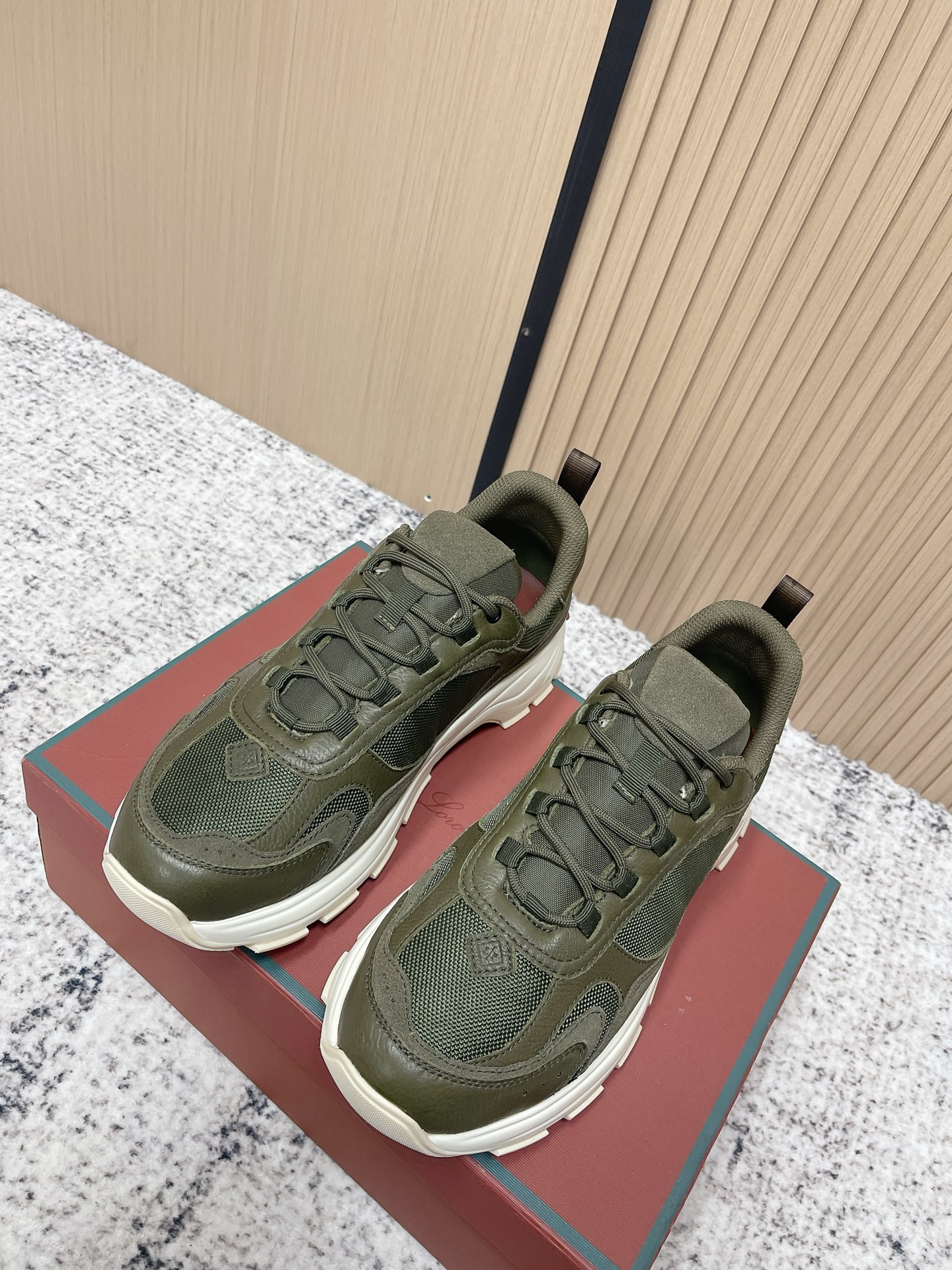 NO:789879,The top version [Men's Shoes] LP Autumn Walking Sneakers and Hiking Shoes. This casual mesh shoe is handmade and presents a unique three-dimensional effect. The unique version narrows slightly in the middle and is embellished with nappa leather details. The lightweight TPU sole and edge studs enhance grip and stability, and the functional details full of modern beauty add a sporty style. The upper uses hot-melt edge-sealing technology Kummel  The light technical material of the colored rubber outsole is inlaid with cushioning pads on the inside of the sole to make weight distribution more even and reduce the load during walking. Leather eyelets are directly set on the upper fixed to the sole to ensure stability. The rear is equipped with cushioning pads to improve wearing comfort. Fabric first layer calfskin with breathable mesh Size: Men's shoes 39-45 (45 custom made, non-returnable), casual shoes/sports shoes, loro piana, sneakers, cowhide19860909顶级版本【男鞋】LP秋季散步运动鞋 登山鞋  这款休闲网面鞋采用纯手工打造 呈现出别致的立体效果.独特的版型在中段轻微变窄,并以纳巴革细节点缀.轻盈TPU鞋底和边缘的鞋钉增强抓地力和稳定性,充满现代美感的功能细节设计为平添了运动风格. 鞋面使用热熔封边工艺 Kummel 色橡胶外底的轻盈技术材料鞋底内侧镶嵌着缓冲垫,让重量分配更平均,减轻行进间的负荷 皮革鞋眼直接设于固定在鞋底的鞋面上,以确保稳定性 后部搭配缓冲垫,以提升穿着舒适感 面料头层小牛皮配透气网 Size: 男鞋 39-45（45定做不退换）,休闲鞋/运动鞋,loro piana,sneakers,cowhide,Women's Shoes