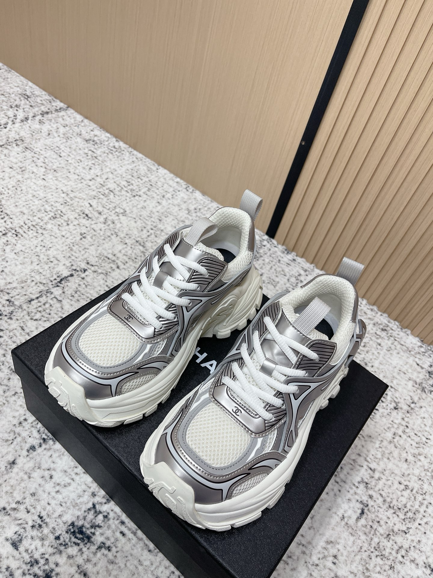 NO:789876,High-quality Chanel 26ss Fragrance Grandma early spring show sneakers. The counter-level version is out of stock at all online counters. Each 'sports style' interpretation is an original work, reinterpreting the fragrance structure and even the richness of the color, until Chanel takes you to realize the surprise. The original two-color bottom is comfortable and easy to put on, full of vitality, and adds a lot of points to the whole outfit. Size: 35-39, dad shoes, chanel, sneakers19860909高品质 香奈儿 26ss 香奶奶早春秀款运动鞋 专柜级版本全网柜台断货王 每一款“运动系”诠释都是一件原创作品,对香调结构、乃至颜色的饱满都以重新演绎,直到香奈儿带你实现唤若惊喜 原版双色底 舒适易搭穿上活力满满,为整身行头加分不少 Size : 35-39,老爹鞋,chanel,sneakers,Women's Shoes