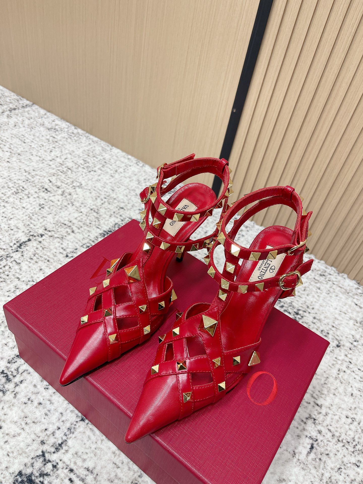 NO:789867,The top version of Valentino 26ss spring and summer new style, pointed toe willow sandals, hollow back single shoes. The hand-made last makes the shoe shape particularly smooth and looks high-end when worn. The iconic rivet design on the upper is very recognizable. You can tell it is a classic model of Valentino at a glance. The double-ring buckle is not only exquisite and beautiful, but also modifies the shape of the legs, making the legs appear thin and long. It is definitely the ceiling among high-heeled sandals!  The pure and lustful temperament is masterfully controlled!  Heel height 9.5cm Size 35-41 (40 to 41 customized, non-refundable), sandals, valentino, valentino, sandals19860909顶级版本 Valentino 26ss 春夏新款 尖头 柳丁 凉鞋 后空单鞋 手工调楦让鞋型线条特别流畅,穿上就显高级.鞋面上标志性的铆钉设计超有辨识度, 一看就知道是华伦天奴的经典款. 双环扣饰不仅精致好看, 还能修饰腿型,显得腿又细又长 绝对是高跟凉鞋里的天花板！ 又纯又欲的气质拿捏得死死的！ 跟高9.5cm Size35-41（40 41订做不退换）,凉鞋单鞋,valentino,valentino,sandals,Women's Shoes