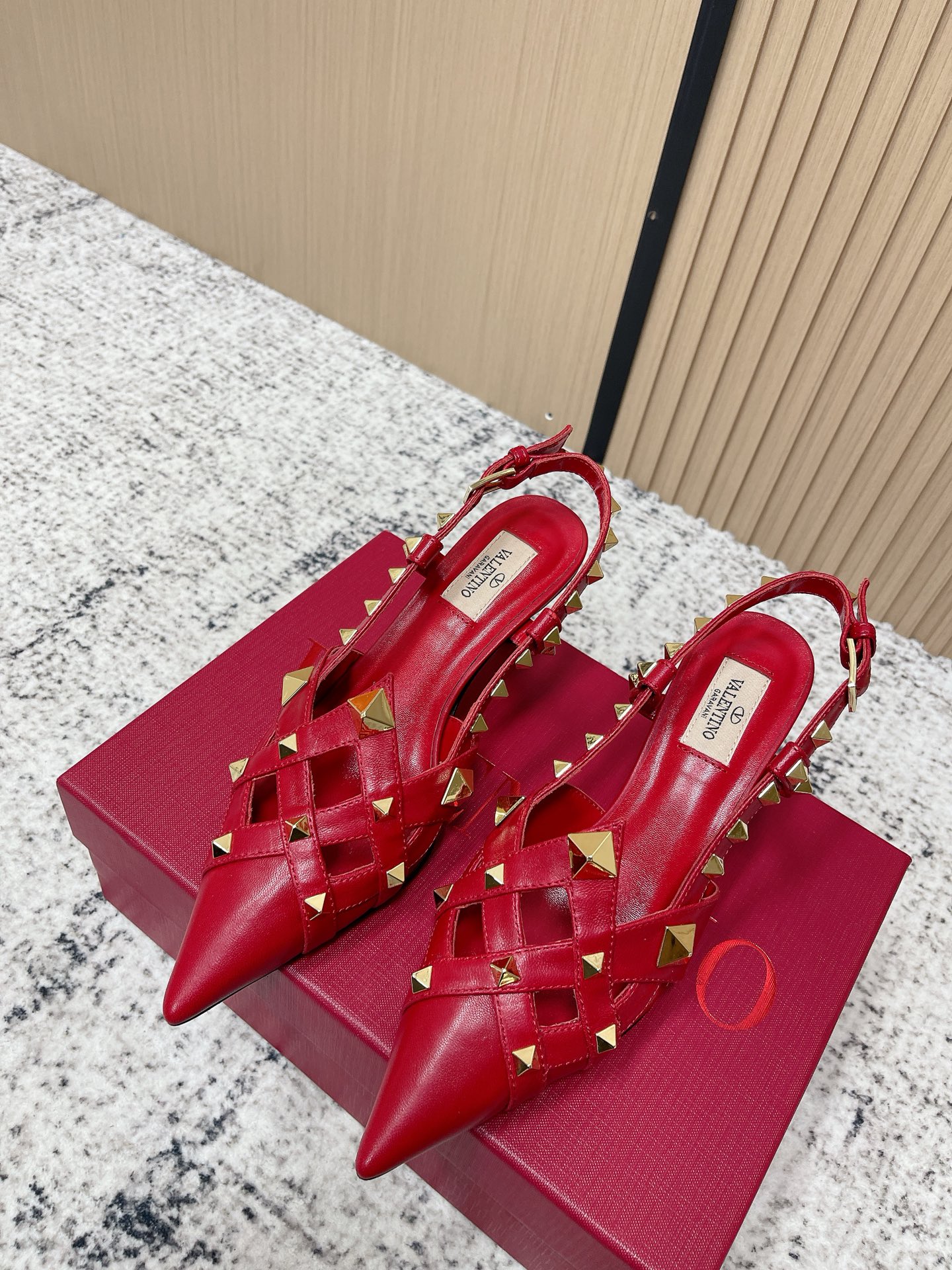 NO:789870,The top version of Valentino 26ss spring and summer new style pointed toe willow sandals and hollow back single shoes. The hand-made last makes the shoe shape particularly smooth and looks high-end when worn. The iconic rivet design on the upper is very recognizable. You can tell it is a classic model of Valentino at a glance. Not only is it exquisite and beautiful, it can also modify the shape of the legs, making the legs look thin and long. It is definitely the ceiling among high-heeled sandals!  The pure and lustful temperament is masterfully controlled!  Heel height 6.5cm Size 35-41 (40 41 customized, non-returnable), sandals, valentino, valentino, sandals19860909顶级版本 Valentino 26ss 春夏新款 尖头 柳丁 凉鞋 后空单鞋 手工调楦让鞋型线条特别流畅,穿上就显高级.鞋面上标志性的铆钉设计超有辨识度, 一看就知道是华伦天奴的经典款. 不仅精致好看, 还能修饰腿型,显得腿又细又长 绝对是高跟凉鞋里的天花板！ 又纯又欲的气质拿捏得死死的！ 跟高6.5cm Size35-41（40 41订做不退换）,凉鞋单鞋,valentino,valentino,sandals,Women's Shoes