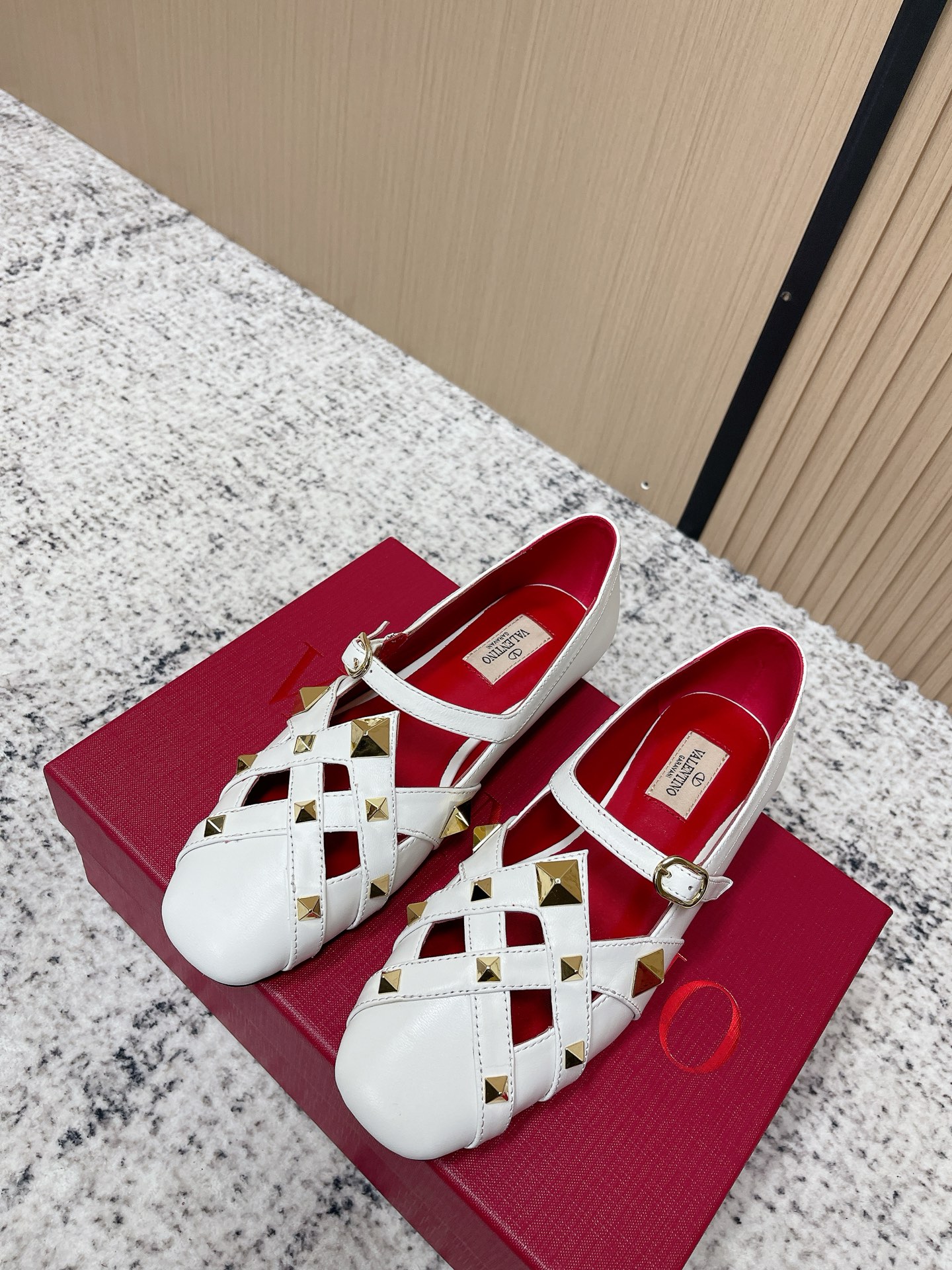 NO:789873,The top version of Valentino 26ss spring and summer new Mary Jane ballet slippers are so beautiful. No wonder so many babies love to wear Valentino's rivet Mary Janes. Every color is very versatile, black classic, white temperament, red zodiac year, naked apricot color, gentle and generous, the purchase price is a thousand yuan. Our channel source can get this batch of goods!  Take advantage of all the codes now!  Rush!  Good luck to you in 2026!  Good luck picking up!  catch!  catch!  Life is going to be prosperous ~ Size35-41 (40 41 custom-made, non-returnable), sandals, valentino, valentino, sandals, mary jane19860909顶级版本 Valentino 26ss 春夏新款 玛丽珍 芭蕾舞鞋 单鞋 太美了太美了,难怪那么多宝宝爱穿华伦天奴的铆钉玛丽珍, 每个颜色都很百搭,黑色经典,白色气质,红色本命年,裸杏色,温柔大方,代购都是千元的价格 咱家渠道货源搞到这批货！趁着现在码数全！快冲！ 2026该你走运！好运接！接！接！日子就是要红红火火的～ Size35-41（40 41订做不退换）,凉鞋单鞋,valentino,valentino,sandals,mary jane,Women's Shoes