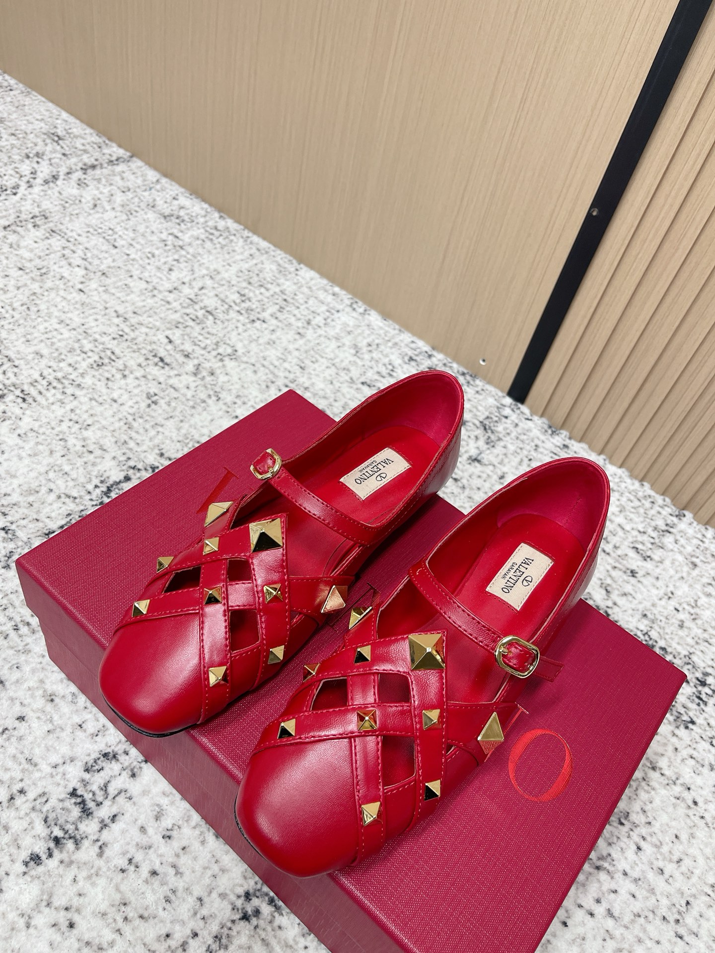 NO:789855,The top version of Valentino 26ss spring and summer new Mary Jane ballet slippers are so beautiful. No wonder so many babies love to wear Valentino's rivet Mary Janes. Every color is very versatile, black classic, white temperament, red zodiac year, naked apricot color, gentle and generous, the purchase price is a thousand yuan. Our channel source can get this batch of goods!  Take advantage of all the codes now!  Rush!  Good luck to you in 2026!  Good luck picking up!  catch!  catch!  Life is going to be prosperous ~ Size35-41 (40 41 custom-made, non-returnable), sandals, valentino, valentino, sandals, mary jane19860909顶级版本 Valentino 26ss 春夏新款 玛丽珍 芭蕾舞鞋 单鞋 太美了太美了,难怪那么多宝宝爱穿华伦天奴的铆钉玛丽珍, 每个颜色都很百搭,黑色经典,白色气质,红色本命年,裸杏色,温柔大方,代购都是千元的价格 咱家渠道货源搞到这批货！趁着现在码数全！快冲！ 2026该你走运！好运接！接！接！日子就是要红红火火的～ Size35-41（40 41订做不退换）,凉鞋单鞋,valentino,valentino,sandals,mary jane,Women's Shoes