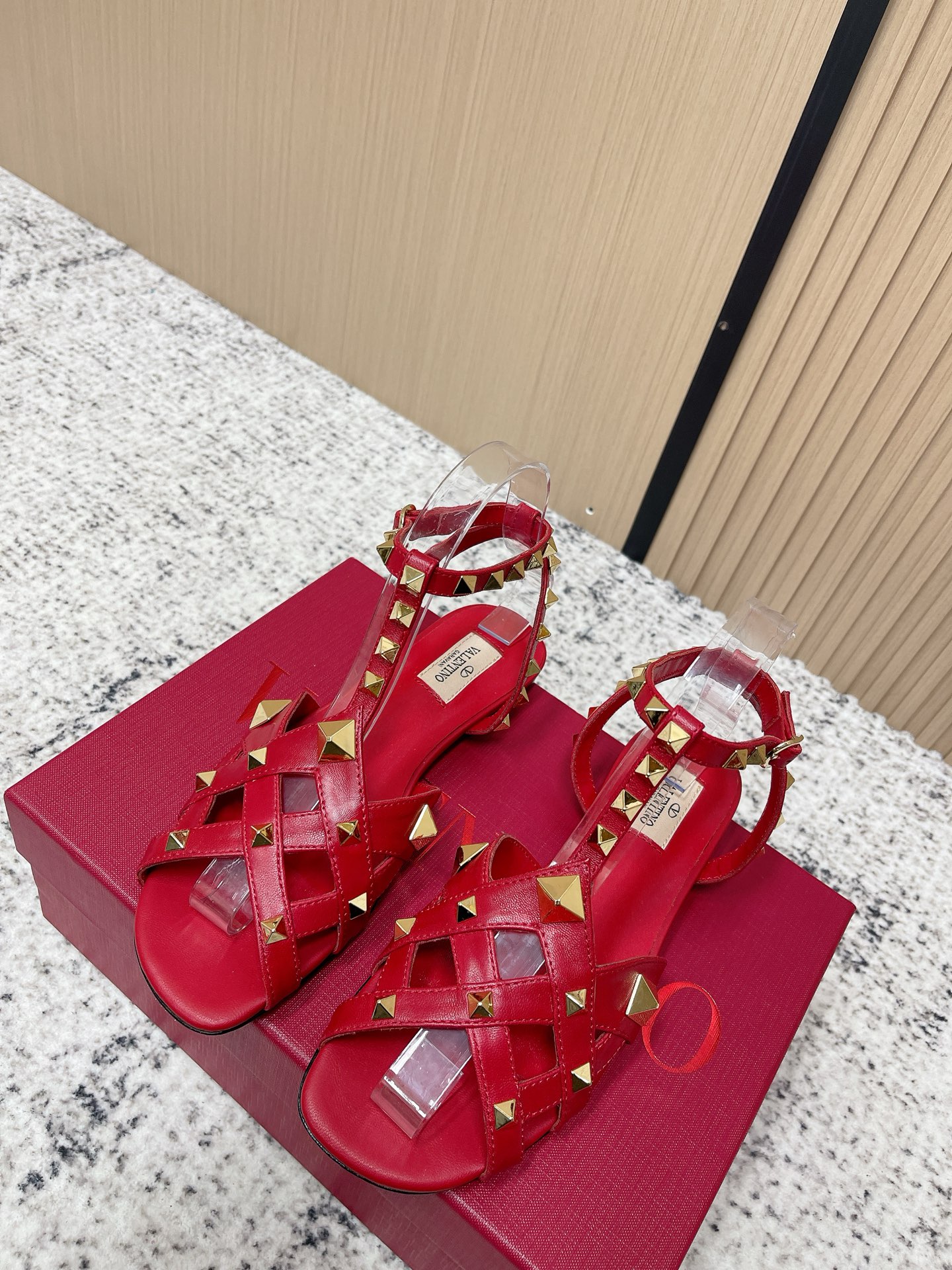 NO:789858,Top version ~New~ Top production·Valentino·Valentino 2026ss official latest Mary Jane flat shoes and sandals. Innovation and classics are cleverly combined. Its classics lead every year's fashion. Every shoe is a versatile artifact. The top craftsmanship and texture are perfectly presented. No matter what details, you can compare them with the counters. The best level of top-notch goods, you can go in and out of the counters at will!  !  Randomly compare the quality in the market. Top quality. Original imported cowhide for the upper. Mixed sheepskin lining for the outsole. Original Italian genuine leather outsole. Size 35-39 (40.41 custom-made and non-returnable). Sandals, valentino, valentino, sandals, mary jane, flats, cowhide, sheepskin, Leather soles19860909顶级版本  ～New～顶级制作·Valentino·华伦天奴2026ss官方最新玛丽珍平底鞋单鞋凉鞋 创新与经典巧妙的结合在一起,其经典带领着每年时尚,每一款鞋子都是百搭神器 顶级工艺质感完美呈现,无论任何细节均可对比专柜,最好级别的顶级货,随意进出专柜！！品质市面随意对比 顶级品质 鞋面原版进口牛皮 内里混种羊皮 大底原版意大利真皮大底 size35-39（40.41定做不退换）,凉鞋单鞋,valentino,valentino,sandals,mary jane,flats,cowhide,sheepskin,Leather soles,Women's Shoes