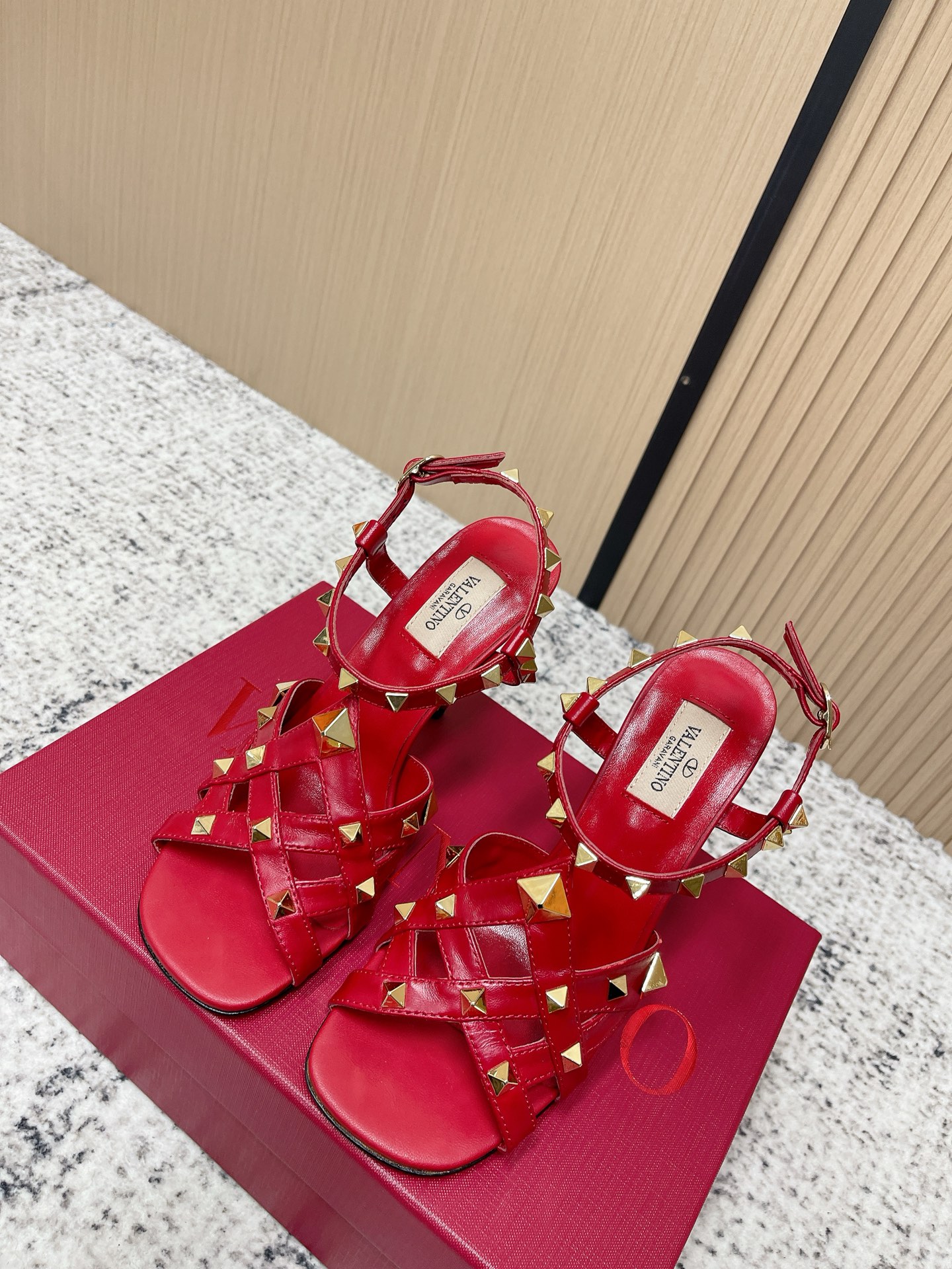 NO:789861,Top version ~ New ~ Top production · Valentino* · Valentino 2026ss official synchronized spring and summer catwalk new high-heeled shoes fashion shoes sandals Innovation and classics are cleverly combined, and its classics lead every year's fashion. Every shoe is a versatile artifact. The top-notch craftsmanship and texture are perfectly presented. No matter what details, you can compare them with the counters. The best level of top-quality goods can be entered and exited the counters at will!  !  Randomly compare the quality with the market. Top quality. The original upper is imported first-layer cowhide. The lining is imported mixed sheepskin. The outsole is original Italian leather. The heel height is 9.5cm.19860909顶级版本  ～New～顶级制作·Valentino*·华伦天奴2026ss官方同步春夏走秀新款高跟鞋时装鞋凉鞋 创新与经典巧妙的结合在一起,其经典带领着每年时尚,每一款鞋子都是百搭神器 顶级工艺质感完美呈现,无论任何细节均可对比专柜,最好级别的顶级货,随意进出专柜！！品质市面随意对比 顶级品质 鞋面原版一致进口头层牛皮 内里进口混种羊皮 大底原版意大利真皮大底 跟高9.5cm size35-39（40.41定做不退换）,凉鞋单鞋,valentino,valentino,sandals,high heels,cowhide,sheepskin,Leather soles,Women's Shoes