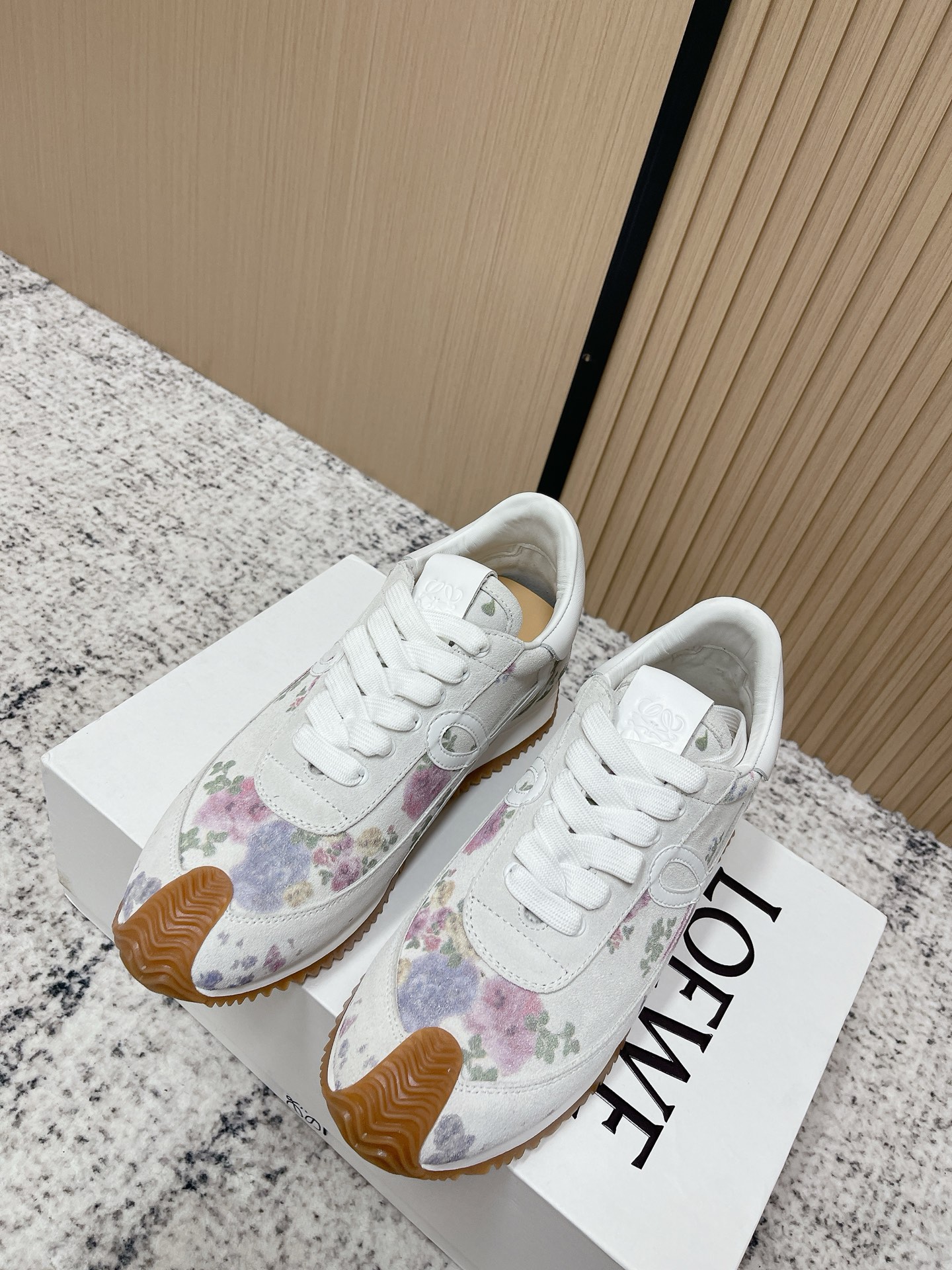 NO:722891,The top version of LOEWE 2026 early spring latest inner height increase color matching moral training shoes Forrest Gump shoes white shoes super good-looking super versatile super comfortable color block stitching upper very advanced hidden inner height increase of 5cm!  The heel design is novel, soft and comfortable. It will be rated as the most comfortable Heelys shoe of the year, as if walking on flat ground!  !  Original details!  The upper is made of imported suede + cowhide, cowhide feet, and original custom-made abrasive combination outsole!  Size 35-44 (45.46 customized), casual shoes/sports shoes, loewe, loewe, sneakers, cowhide, chamois leather19860909顶级版本 LOEWE 罗意威 2026早春最新内增高拼色德训鞋 阿甘鞋 小白鞋 超级好看 超级百搭 超级舒服 拼色拼接鞋面 非常高级隐藏式内增高5cm！脚后跟设计新颖 柔软舒适,会被评为年度最舒适的暴走鞋 ,如履平地 ！！原版细节！ 鞋面由进口麂皮+牛皮 牛皮垫脚 原版定制磨具组合大底！ 码数 35-44（45.46定做）,休闲鞋/运动鞋,loewe,loewe,sneakers,cowhide,chamois leather,Women's Shoes