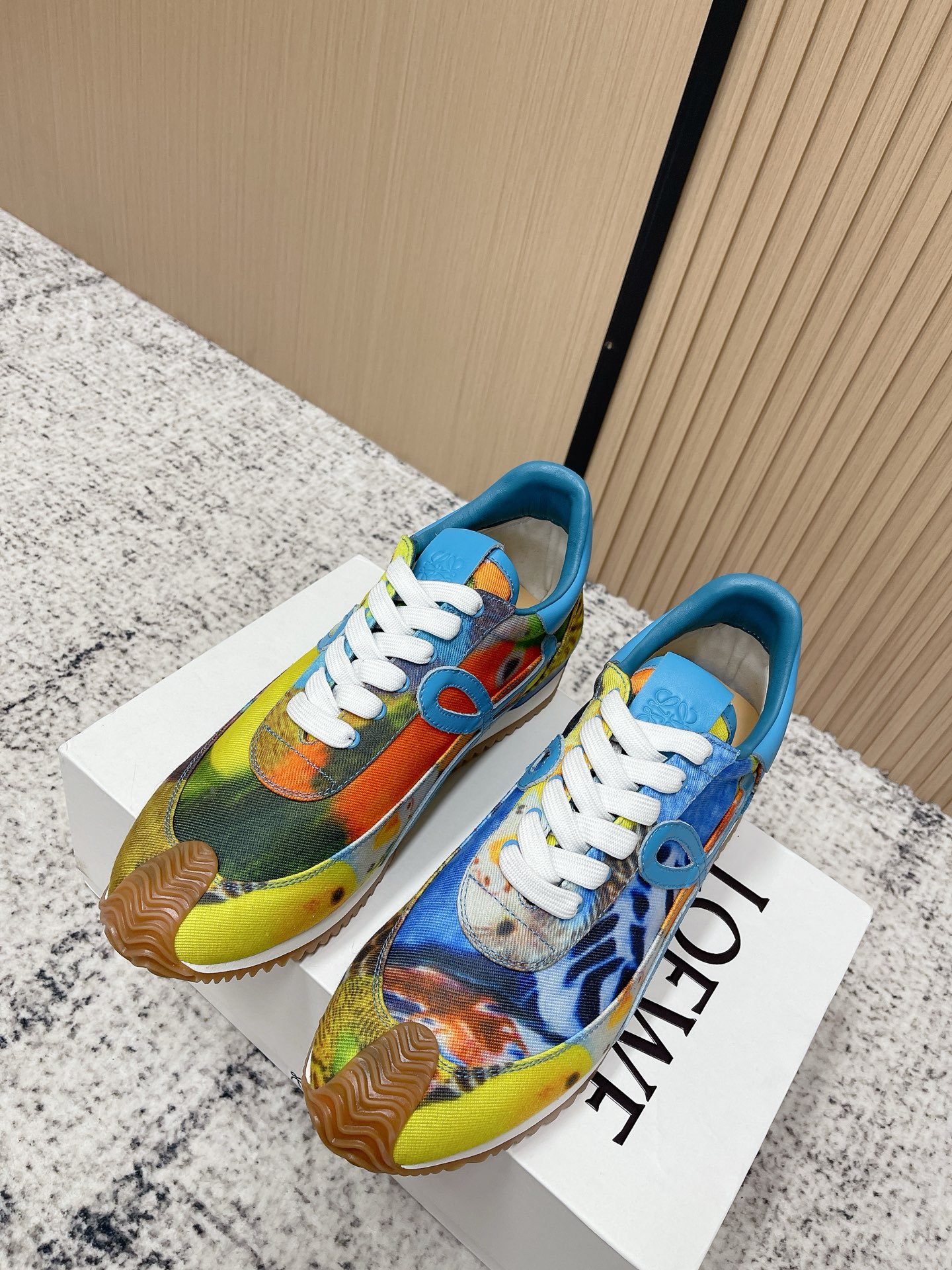 NO:722896,The top version of LOEWE 2026 early spring latest inner height increase color matching moral training shoes Forrest Gump shoes white shoes super good-looking super versatile super comfortable color block stitching upper very advanced hidden inner height increase of 5cm!  The heel design is novel, soft and comfortable. It will be rated as the most comfortable Heelys shoe of the year, as if walking on flat ground!  !  Original details!  The upper is made of imported cowhide + original cloth, cowhide feet, and original custom-made abrasive combination outsole!  Size 35-44 (45.46 customized), casual shoes/sports shoes, loewe, loewe, sneakers, cowhide19860909顶级版本 LOEWE 罗意威 2026早春最新内增高拼色德训鞋 阿甘鞋 小白鞋 超级好看 超级百搭 超级舒服 拼色拼接鞋面 非常高级隐藏式内增高5cm！脚后跟设计新颖 柔软舒适,会被评为年度最舒适的暴走鞋 ,如履平地 ！！原版细节！ 鞋面由进口牛皮+原版布拼接 牛皮垫脚 原版定制磨具组合大底！ 码数 35-44（45.46定做）,休闲鞋/运动鞋,loewe,loewe,sneakers,cowhide,Women's Shoes