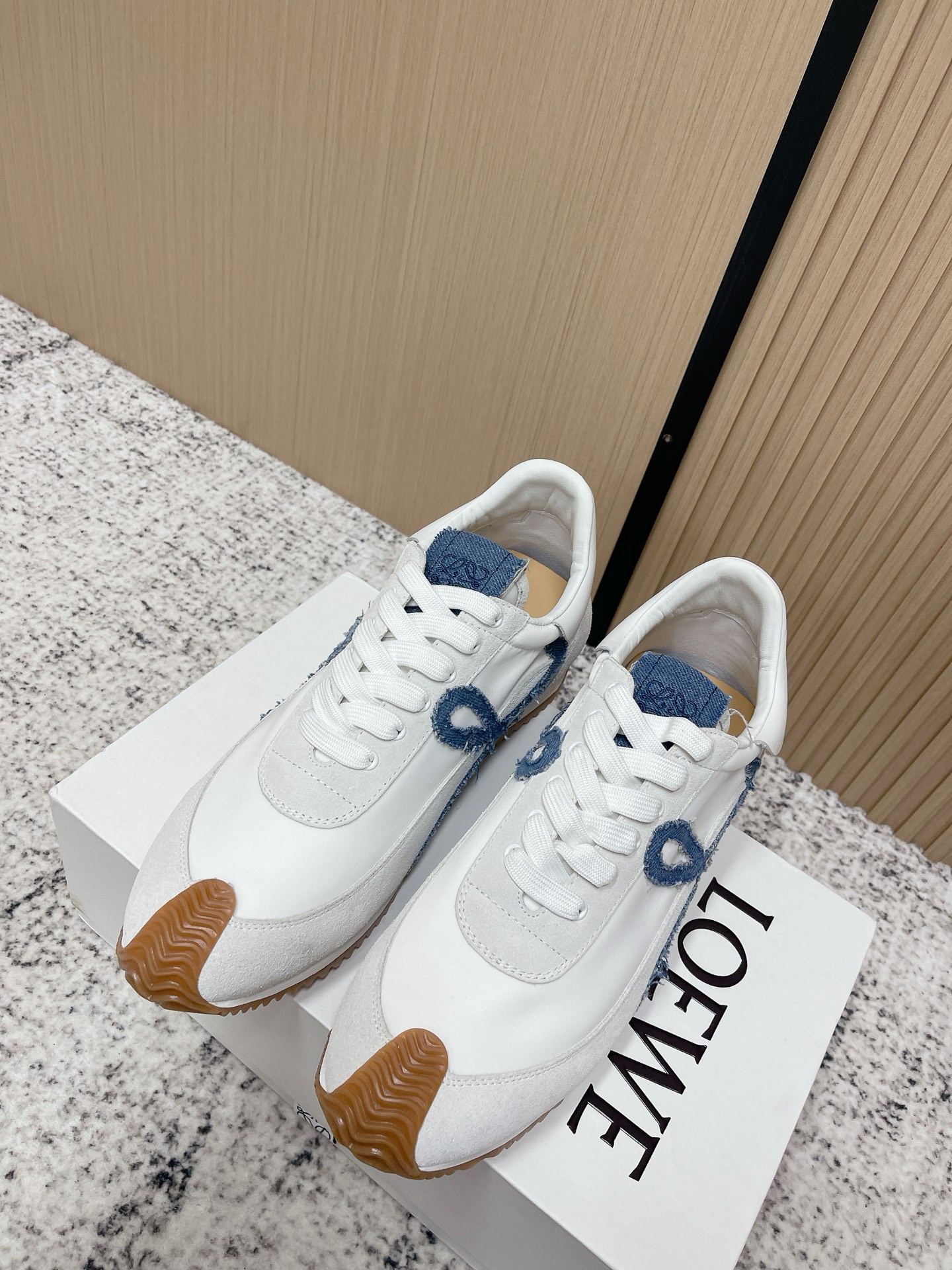 NO:722902,The top version of LOEWE 2026 early spring latest inner height increase color matching moral training shoes Forrest Gump shoes white shoes super good-looking super versatile super comfortable color block stitching upper very advanced hidden inner height increase of 5cm!  The heel design is novel, soft and comfortable. It will be rated as the most comfortable Heelys shoe of the year, as if walking on flat ground!  !  Original details!  The upper is made of imported suede + cowhide + original cloth, cowhide foot pads, and original customized abrasive tool combination outsole!  Size 35-44 (45.46 customized), casual shoes/sports shoes, loewe, loewe, sneakers, cowhide, chamois leather19860909顶级版本 LOEWE 罗意威 2026早春最新内增高拼色德训鞋 阿甘鞋 小白鞋 超级好看 超级百搭 超级舒服 拼色拼接鞋面 非常高级隐藏式内增高5cm！脚后跟设计新颖 柔软舒适,会被评为年度最舒适的暴走鞋 ,如履平地 ！！原版细节！ 鞋面由进口麂皮+牛皮+原版布拼接 牛皮垫脚 原版定制磨具组合大底！ 码数 35-44（45.46定做）,休闲鞋/运动鞋,loewe,loewe,sneakers,cowhide,chamois leather,Women's Shoes