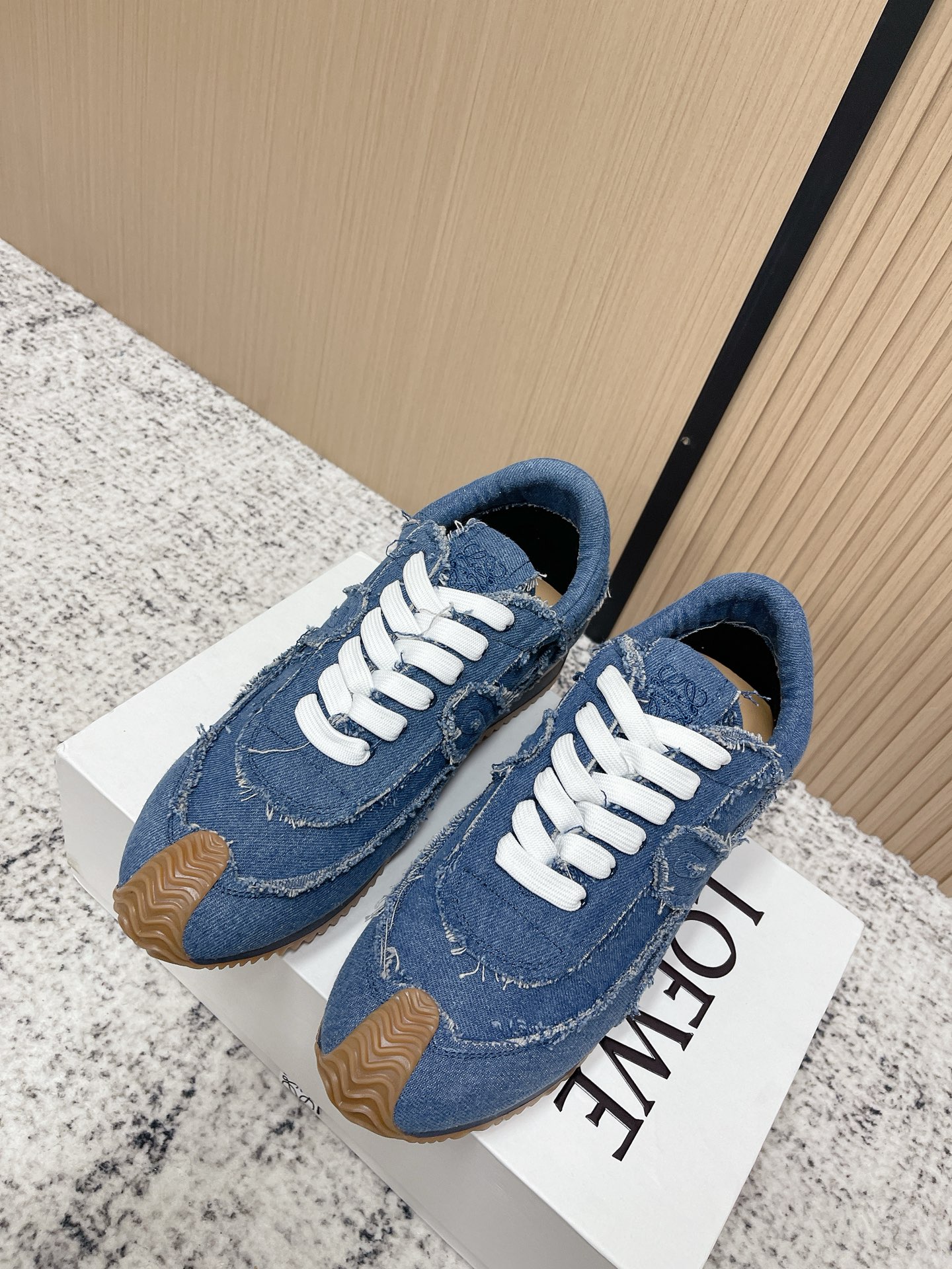 NO:722908,The top version of LOEWE 2026 early spring latest inner height increase color matching moral training shoes Forrest Gump shoes white shoes super good-looking super versatile super comfortable color block stitching upper very advanced hidden inner height increase of 5cm!  The heel design is novel, soft and comfortable. It will be rated as the most comfortable Heelys shoe of the year, as if walking on flat ground!  !  Original details!  The upper is made of imported denim, cowhide foot pads, and the original custom-made abrasive combination outsole!  Size 35-44 (45.46 customized), casual shoes/sports shoes, loewe, loewe, sneakers, cowhide19860909顶级版本 LOEWE 罗意威 2026早春最新内增高拼色德训鞋 阿甘鞋 小白鞋 超级好看 超级百搭 超级舒服 拼色拼接鞋面 非常高级隐藏式内增高5cm！脚后跟设计新颖 柔软舒适,会被评为年度最舒适的暴走鞋 ,如履平地 ！！原版细节！ 鞋面由进口牛仔布 牛皮垫脚 原版定制磨具组合大底！ 码数 35-44（45.46定做）,休闲鞋/运动鞋,loewe,loewe,sneakers,cowhide,Women's Shoes