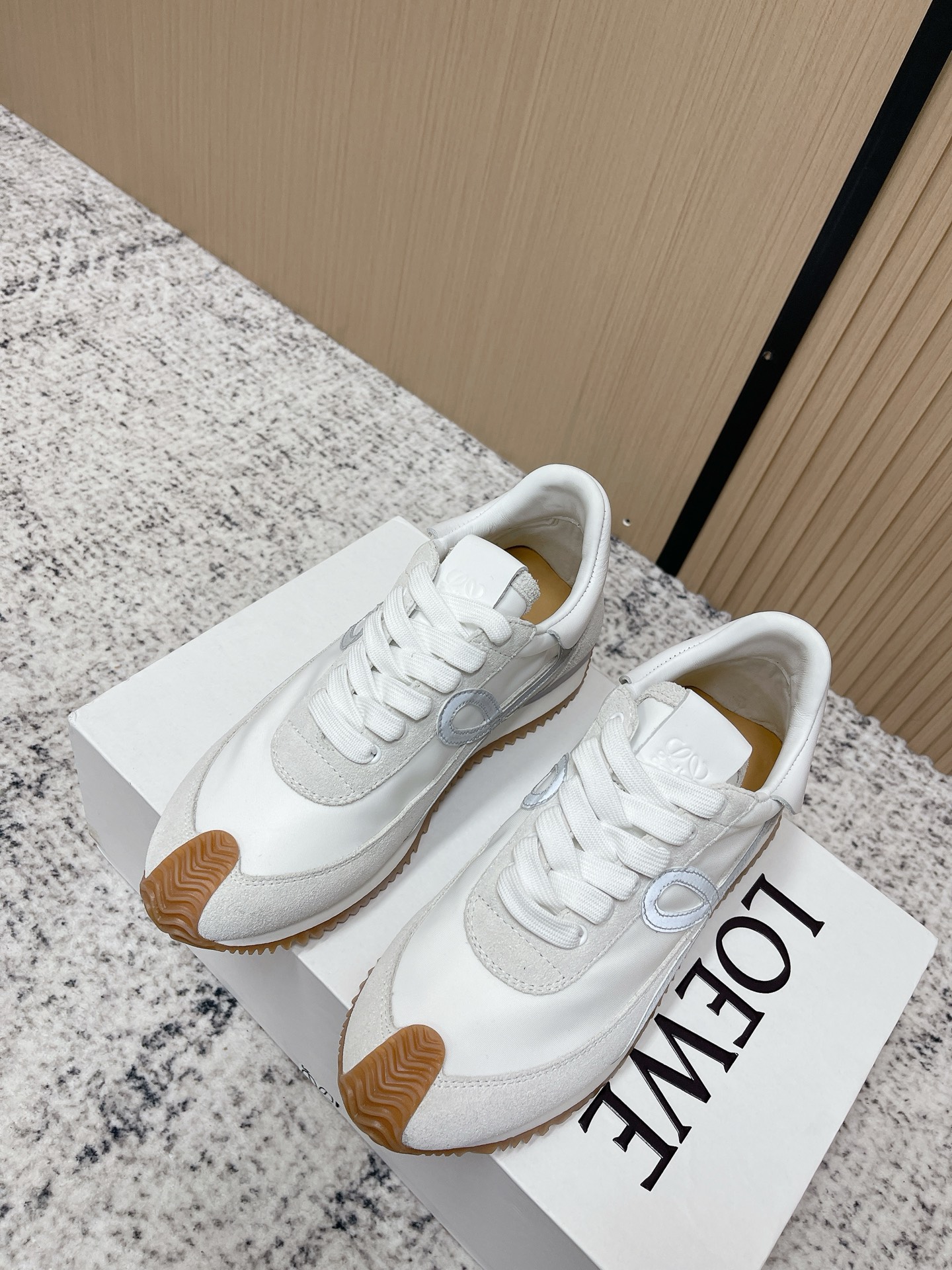 NO:722913,The top version of LOEWE 2026 early spring latest inner height increase color matching moral training shoes Forrest Gump shoes white shoes super good-looking super versatile super comfortable color block stitching upper very advanced hidden inner height increase of 5cm!  The heel design is novel, soft and comfortable. It will be rated as the most comfortable Heelys shoe of the year, as if walking on flat ground!  !  Original details!  The upper is made of imported suede + cowhide + original cloth, cowhide foot pads, and original customized abrasive tool combination outsole!  Size 35-44 (45.46 customized), casual shoes/sports shoes, loewe, loewe, sneakers, cowhide, chamois leather19860909顶级版本 LOEWE 罗意威 2026早春最新内增高拼色德训鞋 阿甘鞋 小白鞋 超级好看 超级百搭 超级舒服 拼色拼接鞋面 非常高级隐藏式内增高5cm！脚后跟设计新颖 柔软舒适,会被评为年度最舒适的暴走鞋 ,如履平地 ！！原版细节！ 鞋面由进口麂皮+牛皮+原版布拼接 牛皮垫脚 原版定制磨具组合大底！ 码数 35-44（45.46定做）,休闲鞋/运动鞋,loewe,loewe,sneakers,cowhide,chamois leather,Women's Shoes