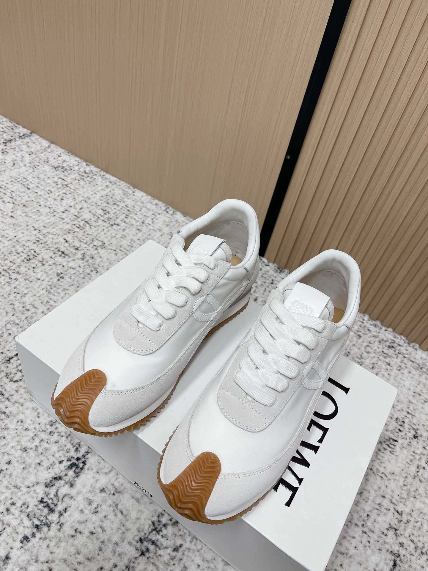 NO:722874,The top version of LOEWE 2026 early spring latest inner height increase color matching moral training shoes Forrest Gump shoes white shoes super good-looking super versatile super comfortable color block stitching upper very advanced hidden inner height increase of 5cm!  The heel design is novel, soft and comfortable. It will be rated as the most comfortable Heelys shoe of the year, as if walking on flat ground!  !  Original details!  The upper is made of imported suede + cowhide + original cloth, cowhide foot pads, and original customized abrasive tool combination outsole!  Size 35-44 (45.46 customized), casual shoes/sports shoes, loewe, loewe, sneakers, cowhide, chamois leather19860909顶级版本 LOEWE 罗意威 2026早春最新内增高拼色德训鞋 阿甘鞋 小白鞋 超级好看 超级百搭 超级舒服 拼色拼接鞋面 非常高级隐藏式内增高5cm！脚后跟设计新颖 柔软舒适,会被评为年度最舒适的暴走鞋 ,如履平地 ！！原版细节！ 鞋面由进口麂皮+牛皮+原版布拼接 牛皮垫脚 原版定制磨具组合大底！ 码数 35-44（45.46定做）,休闲鞋/运动鞋,loewe,loewe,sneakers,cowhide,chamois leather,Women's Shoes