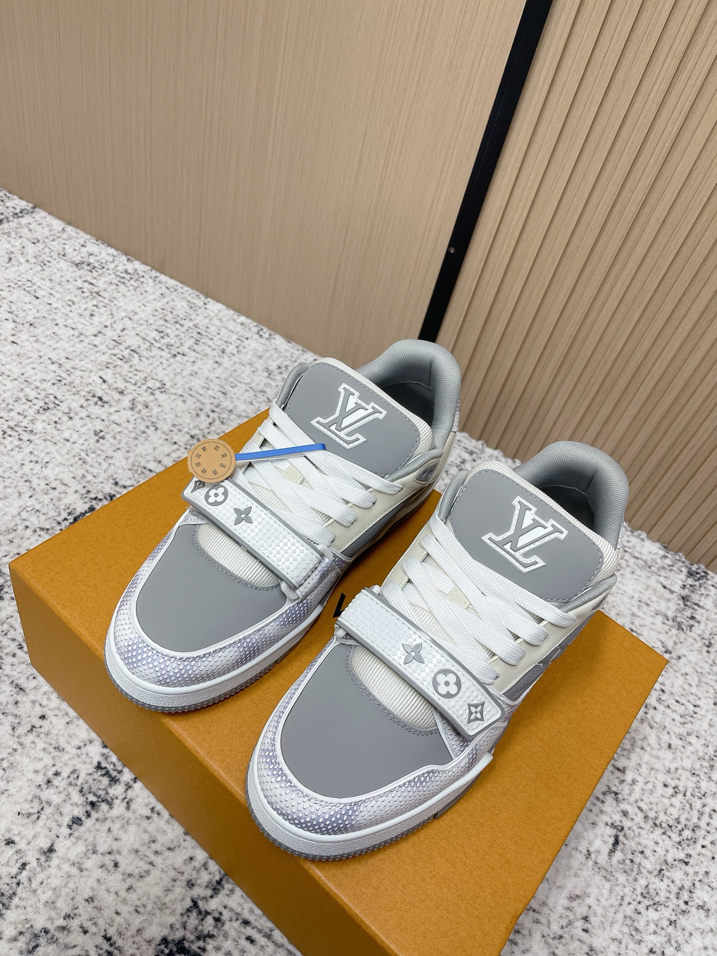 NO:789852,The top version of the LV Trainer series Velcro couple's new sports shoes. This wave of color matching is really crazy and I want to buy it. The retro sports style and high-luxury texture are just right. A must-have for street fashionistas. The upper is customized with top-grade cowhide. The inner foot pads are the same as the original fly-woven fabric. The original 1:1 molded TPU outsole has super good resilience. The details and texture are the same as the original. The last is super good and beats the ordinary products on the market.  size35-45 (40 for women and 45 for men), casual shoes/sports shoes, louis vuitton, sneakers, cowhide19860909顶级版本 LV Trainer系列魔术贴情侣新款运动鞋 这波配色真的杀疯了都给我冲它 复古运动风和高奢质感融合的恰到好处 街头潮人必备 鞋面定制顶级牛皮  内里垫脚原版一致飞织布 原版1:1开模tpu大底 回弹力超好 细节质感原版一致 楦头超正 碾压市面普通货 size35-45（女40.男45）,休闲鞋/运动鞋,louis vuitton,sneakers,cowhide,Women's Shoes