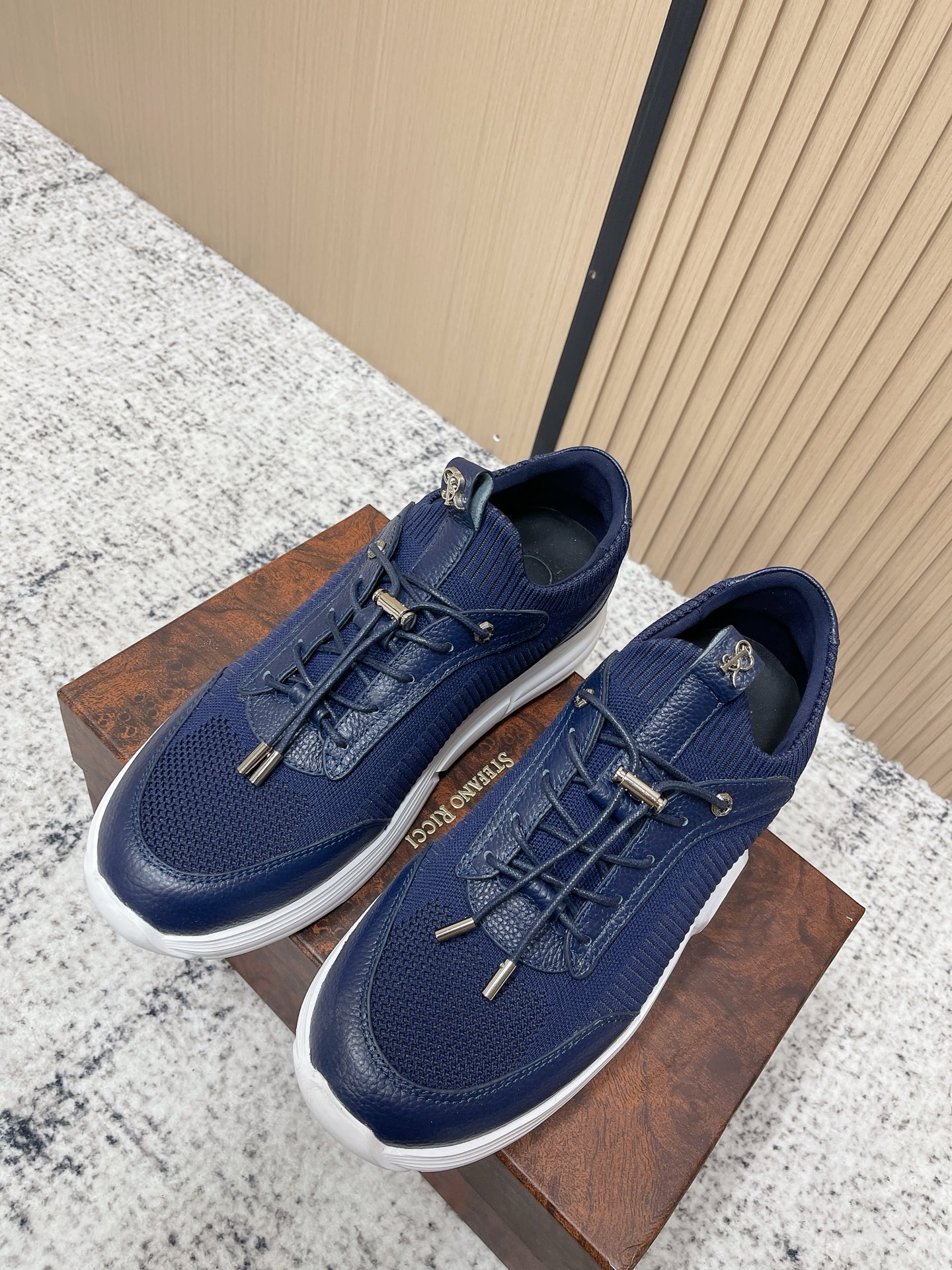 NO:789878,The top version of Stefano Ricci is a high-end luxury brand, men's casual sports shoes, original cowhide, high-end and delicate texture, full calfskin fabric inside, soft against the skin, simple but not simple, full of retro feel, the more you wear it, the more you like it!  39-44,casual shoes/sports shoes,sneakers,cowhide19860909顶级版本 Stefano Ricci 史蒂芬高端奢侈品牌,男士休闲运动鞋,原版牛皮,质感高端细腻,内里全小牛皮面料,贴肤柔软,简约不简单,复古感十足,越穿越喜欢！39-44,休闲鞋/运动鞋,sneakers,cowhide,Women's Shoes