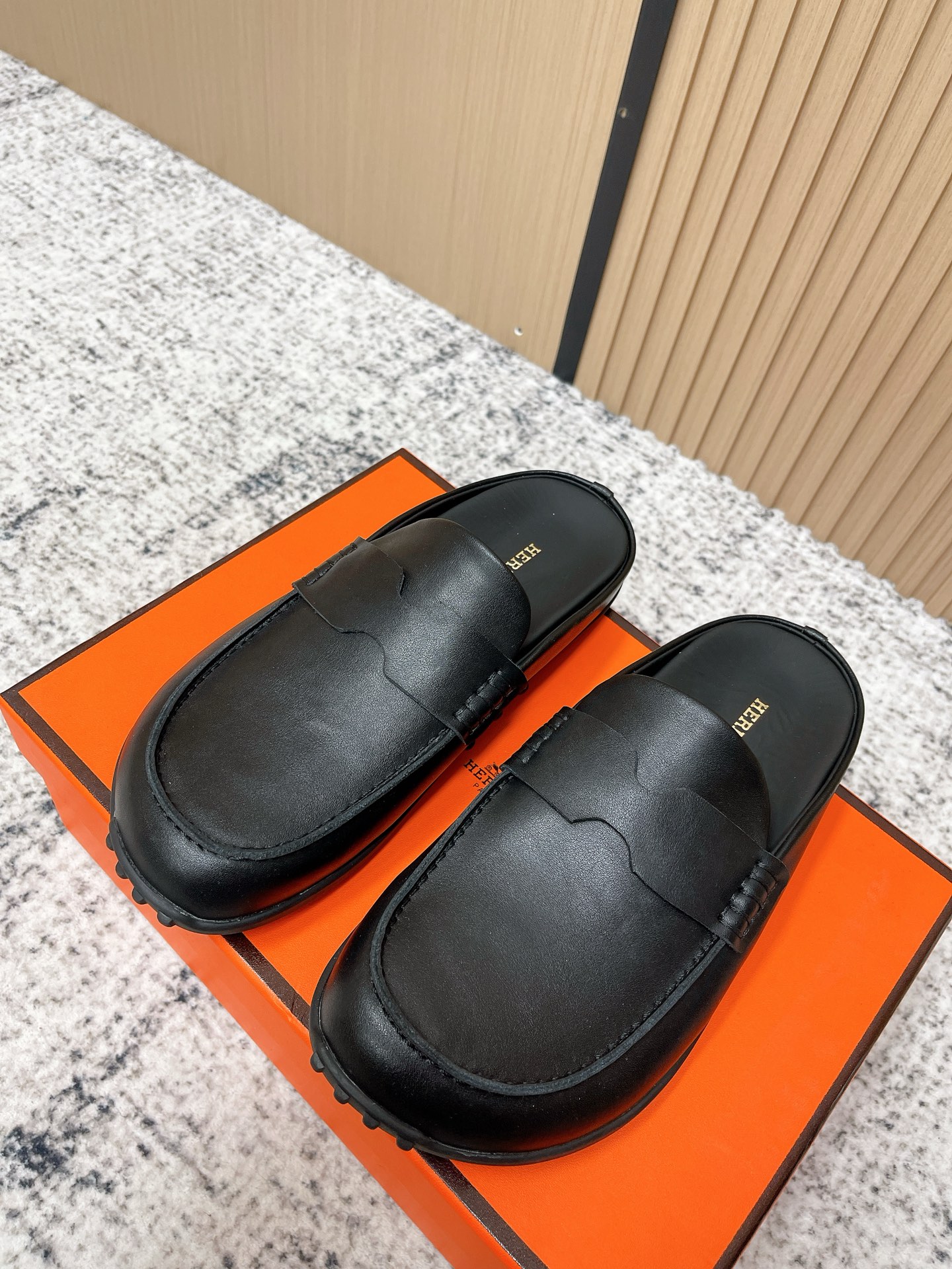 NO:788896,Top version HERMES | 2026 latest big H buckle herringbone buckle Erjie Baotou slippers classic style with a cloud-stepping feel. Wear barefoot or with socks, they are very fashionable and super cute. Summer really needs versatile slippers. They look good no matter how you match them. They have a casual and high-end feel and comfort. They are very trendy when paired with various colorful socks. The uppers are imported original cowhide nubuck. The lining is cowhide. Outsole and genuine leather midsole combination sole.  Size 35-45 (40.41 for women, 45 for men, customization is non-returnable and non-exchangeable), loafers and half-flops, hermes, hermes, loafers, slippers, cowhide, socks19860909顶级版本 HERMES爱马仕| 2026最新款大H扣人字扣二舅包头拖鞋经典款踩云脚感,光脚或者搭配个袜子穿,都时髦的不行哦超可爱 夏天真的太需要百搭拖鞋了,怎么搭配都好看,随意且高级的感觉舒适度也很棒,搭配各种彩色袜子,潮爆了 超好看百搭 鞋面进口原版牛皮磨砂 内里牛皮 大底真皮中底组合鞋底 码数35-45(女40.41.男45定制不退不换),乐福鞋半拖,hermes,hermes,loafers,slippers,cowhide,socks,Women's Shoes