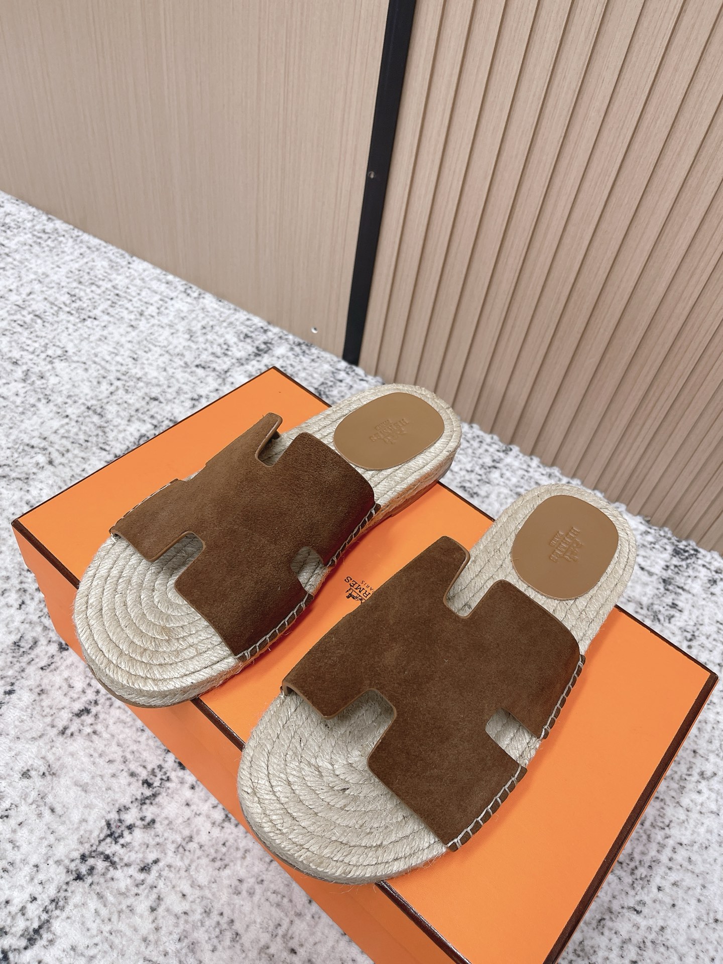 NO:721813,Top version Hermes H Home Antigua straw sandals series classic slippers Classic H-shaped hemp straw bottom sandals couples casual lazy shoes H slippers Classic 'H' shaped upper. Create a fashionable shape, a good summer companion. Fashionable and versatile Super comfortable Every detail is done to the extreme. The design is simple and smooth, creating a fashionable and soft evening look. Customized cowhide/cow suede upper, hand-woven straw midsole, Italian genuine leather outsole  Size: Female 35-39 (40.41 customized, non-refundable) Male 39-44 (38.45 customized, non-refundable), slippers, hermes, hermes, slippers, espadrilles, cowhide, Leather soles19860909顶级版本 Hermes 爱马仕 H家 Antigua草编凉拖鞋系列经典款拖鞋 经典H型麻绳草编底凉拖鞋情侣款休闲懒人鞋H拖 经典“H”型鞋面.打造时尚造型,可谓夏日良伴.时尚又百搭 超级舒服 每个细节都做到极致.设计简约流畅,打造时尚柔美的晚装造型. 鞋面定制牛皮/牛反绒 手工编织草编中底 鞋底意大利真皮大底 码数女35-39（40.41定做不退换） 男39-44（38.45定做不退换）,拖鞋,hermes,hermes,slippers,espadrilles,cowhide,Leather soles,Women's Shoes