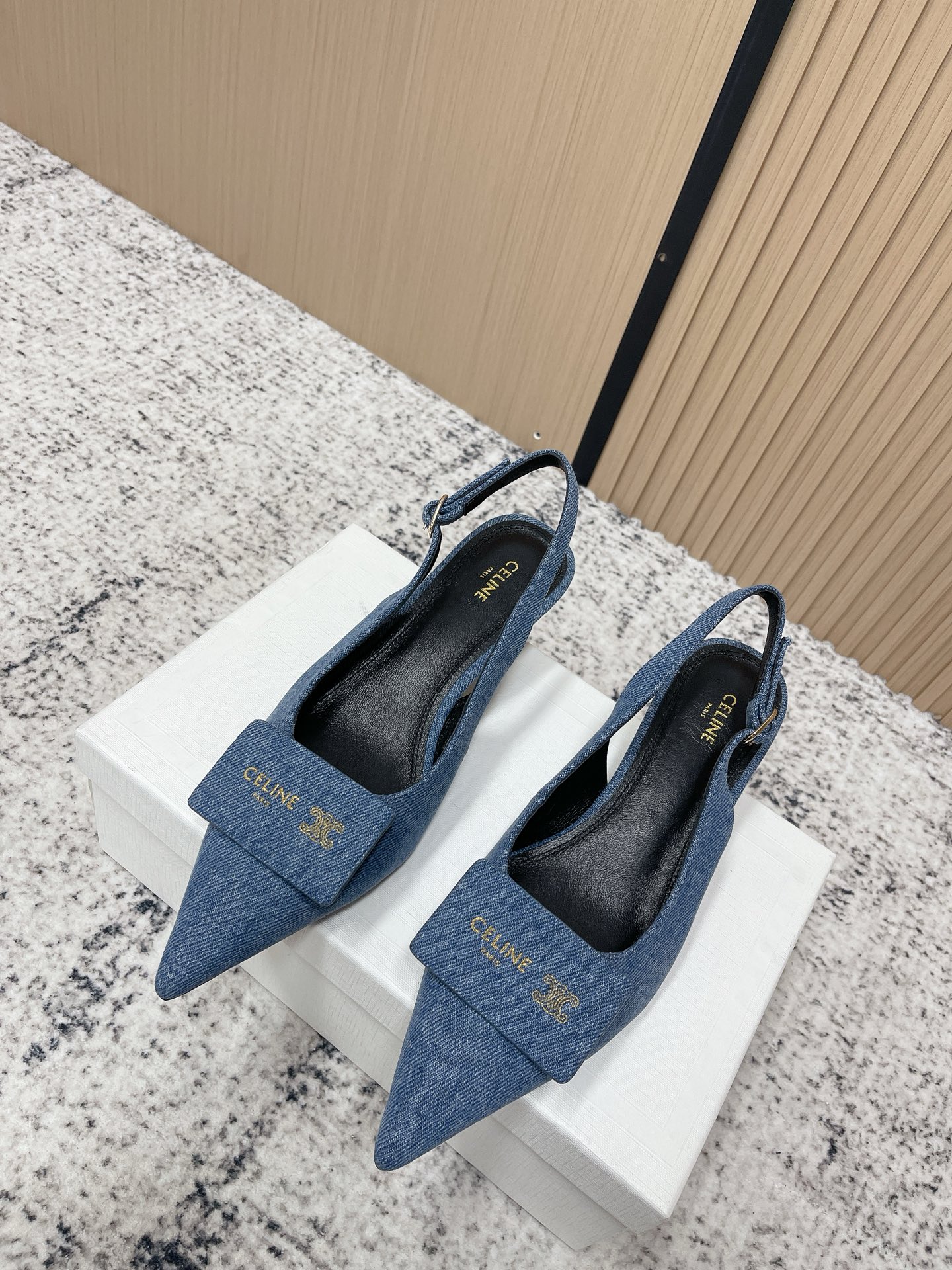 NO:789875,Top version CELINE Celine 26/ss early spring iconic label slingback buckle stiletto high heels CELINE lambskin kitten heels, black pointed toe + empty back strap design, French elegance and ability. The metal nameplate on the upper is super recognizable, and the details are perfect!  The kitten heel is about 3-5cm, elongating the legs and very comfortable, and can be easily controlled when commuting and dating. The lambskin material is soft and delicate, but be careful to waterproof it~ Pair it with a suit or skirt, you can easily choose the urban elite or French atmosphere. Fabric: Customized open edge beads/denim Lining: Sheepskin Sole: Genuine leather outsole Heel height: 3.5cm Size:  #35-41 (customized at 40.41), high heels and sandals, celine, celine, sandals, high heels, skirts, business suit, sheepskin, Leather soles19860909顶级版本 CELINE赛琳 26/ss 早春 标志性标签 露跟搭扣 细跟 高跟鞋 CELINE小羊皮小猫跟鞋,黑色尖头+后空绑带设计,法式优雅又干练.鞋面金属铭牌超有辨识度,细节满分！小猫跟约3-5cm,拉长腿型还很舒适,通勤约会都能轻松驾驭心.小羊皮材质柔软细腻,但要注意防水哦～搭配西装或裙装,都市精英or法式氛围感轻松拿捏 面料: 定制开边珠/牛仔布 内里: 羊皮 鞋底: 真皮大底 跟高: 3.5cm Size: #35-41（40.41订做）,高跟鞋凉鞋,celine,celine,sandals,high heels,skirts,business suit,sheepskin,Leather soles,Women's Shoes