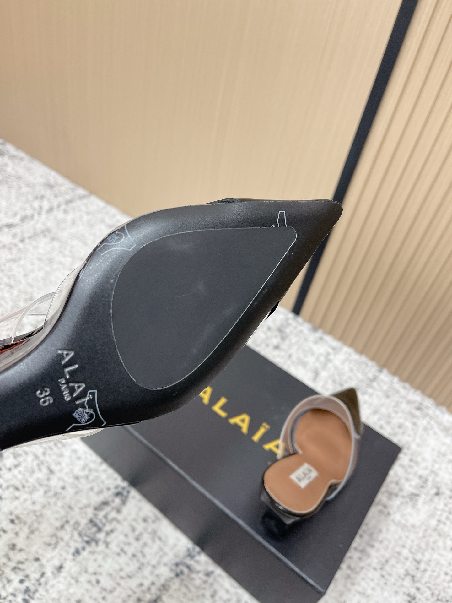 Unknown 小众潮牌 最新 小红书火推 ◼ AlAIA◼ 26春夏新款爱心 胶片尖头坡跟后空凉拖系列推出