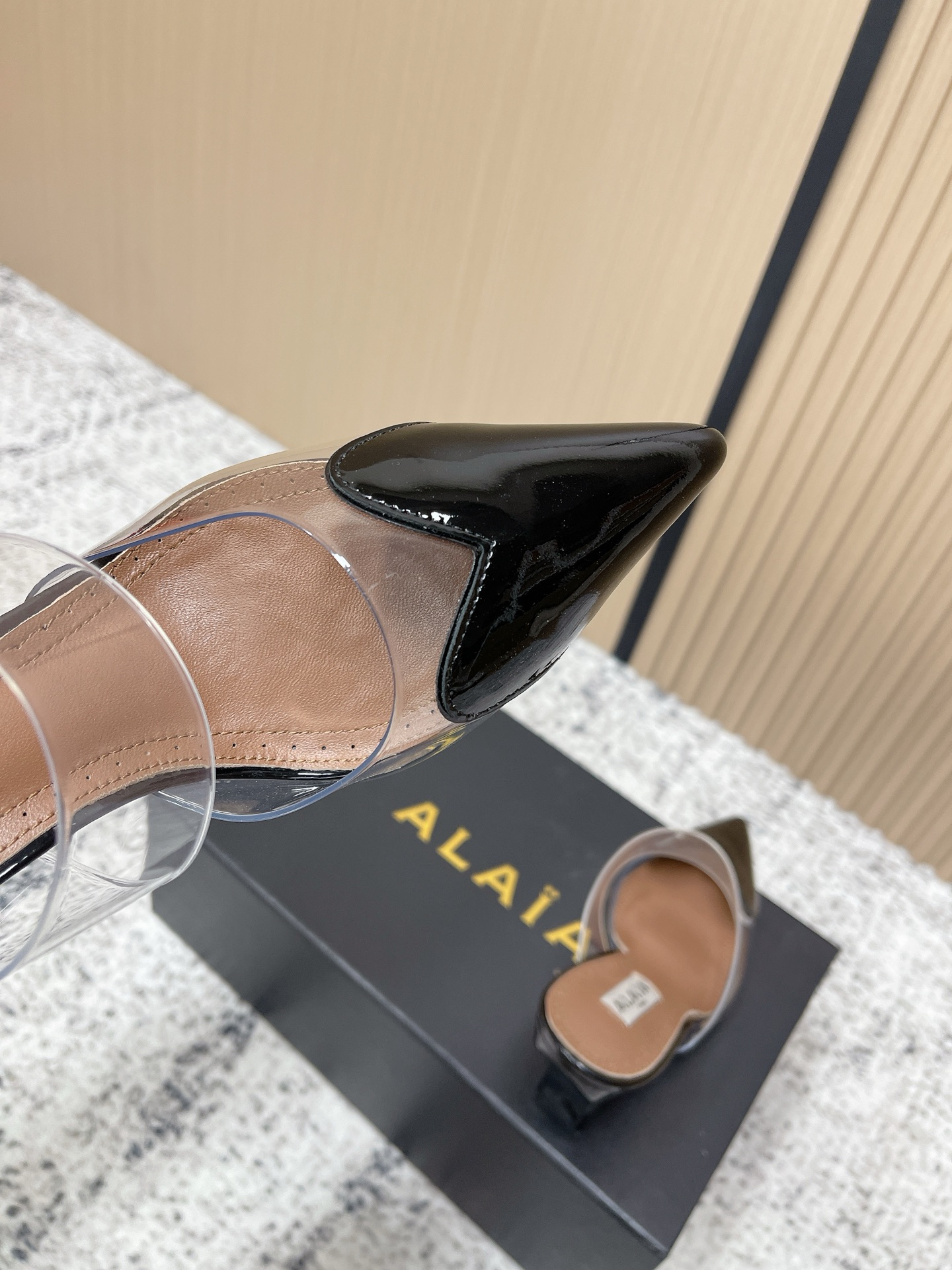 Unknown 小众潮牌 最新 小红书火推 ◼ AlAIA◼ 26春夏新款爱心 胶片尖头坡跟后空凉拖系列推出