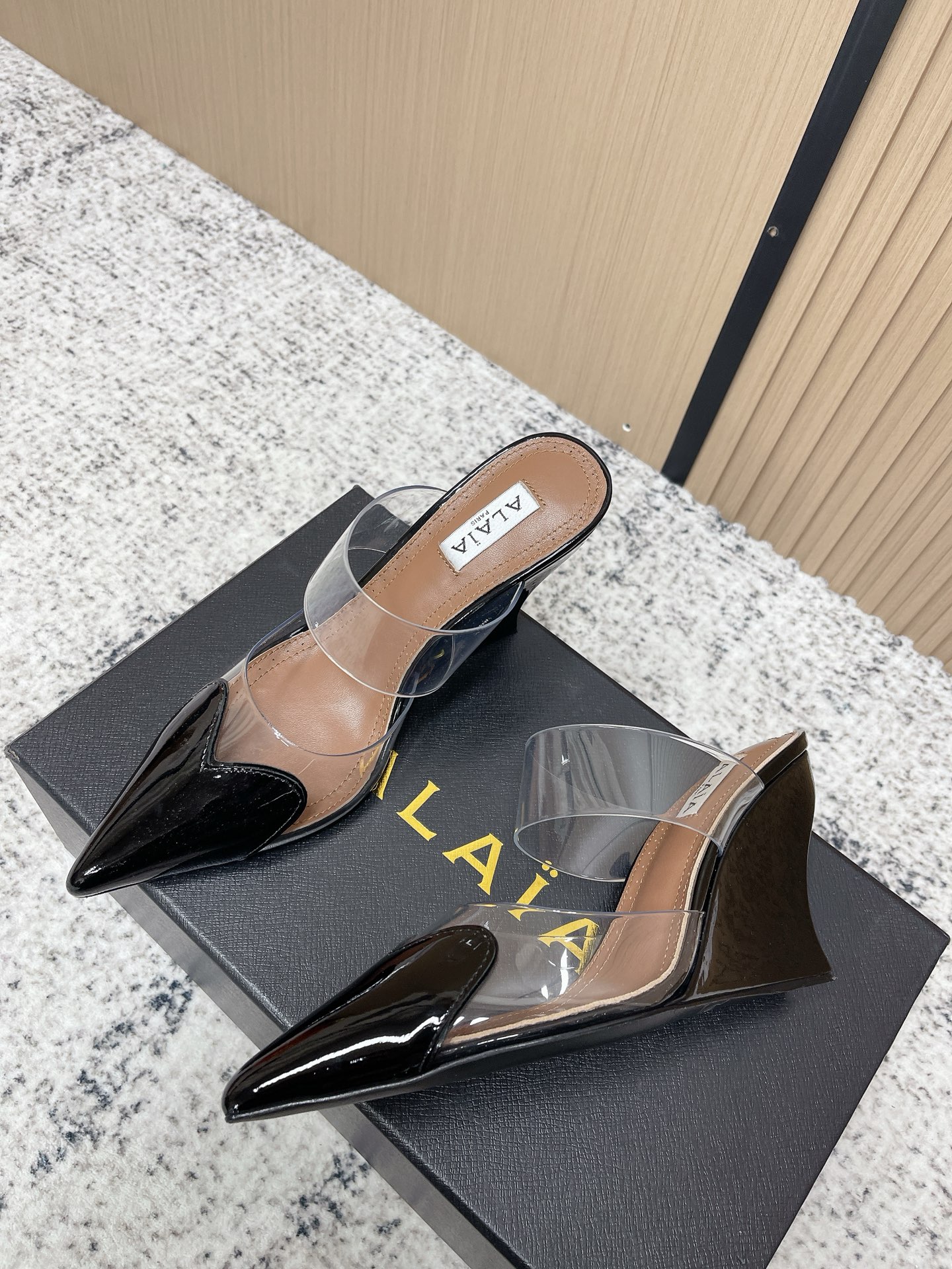 Unknown 小众潮牌 最新 小红书火推 ◼ AlAIA◼ 26春夏新款爱心 胶片尖头坡跟后空凉拖系列推出