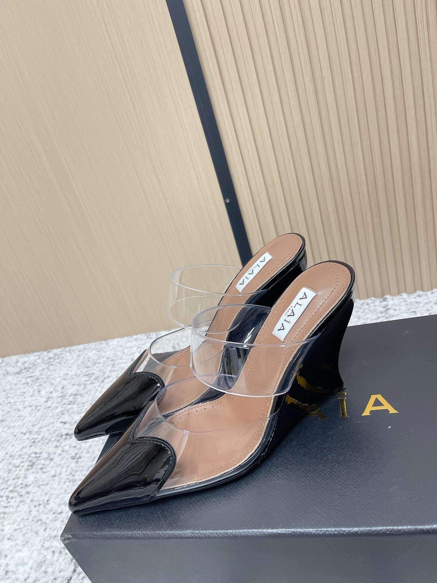 Unknown 小众潮牌 最新 小红书火推 ◼ AlAIA◼ 26春夏新款爱心 胶片尖头坡跟后空凉拖系列推出