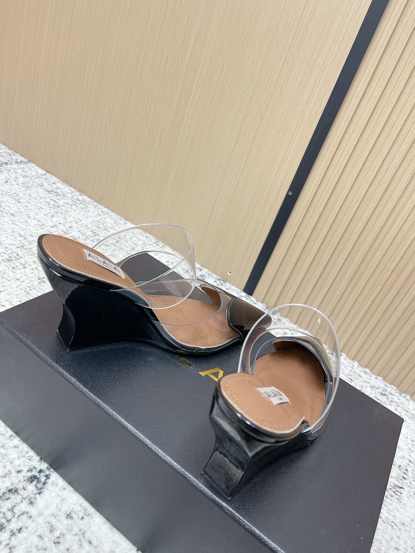 Unknown 小众潮牌 最新 小红书火推 ◼ AlAIA◼ 26春夏新款爱心 胶片尖头坡跟后空凉拖系列推出