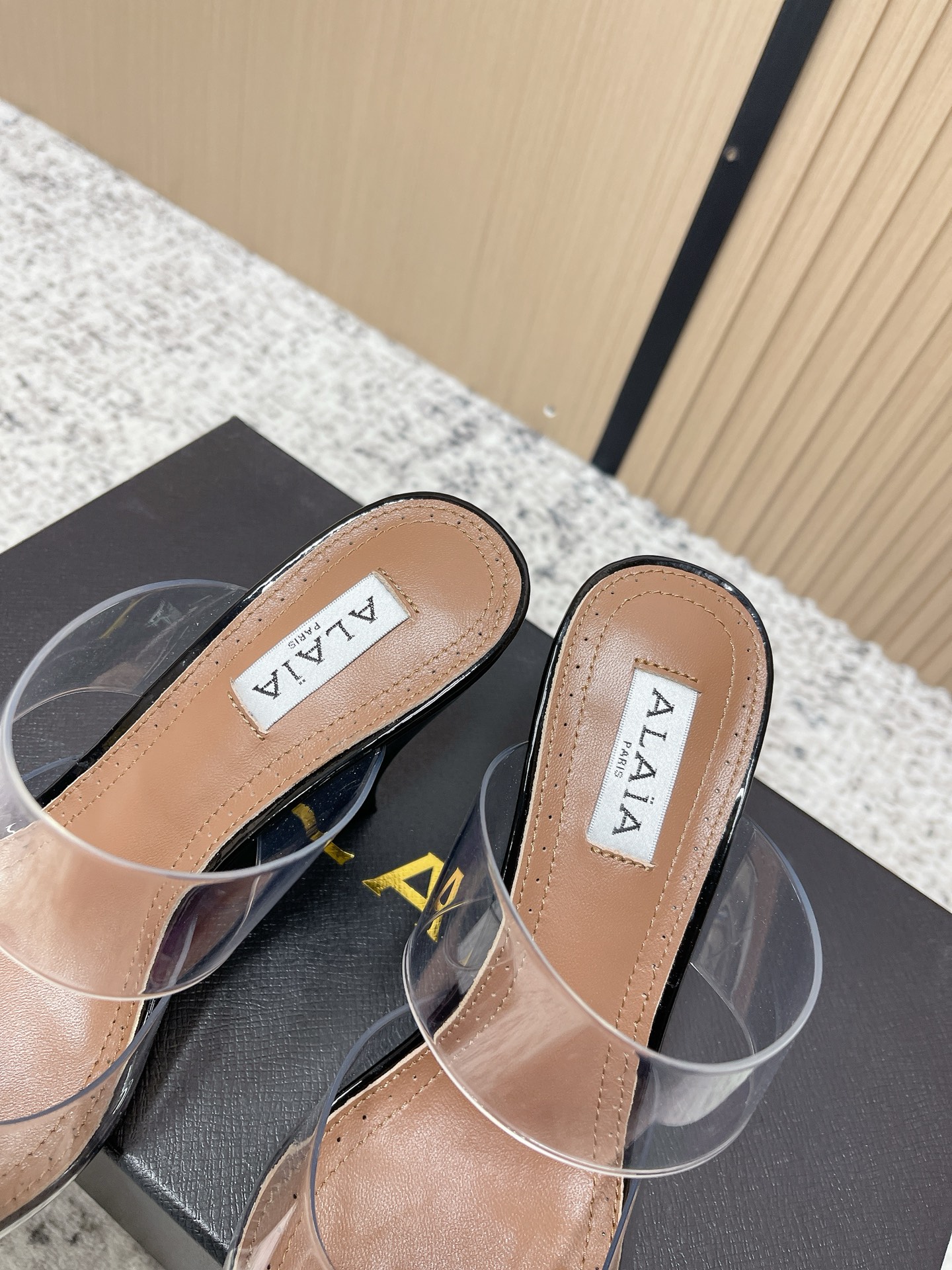 Unknown 小众潮牌 最新 小红书火推 ◼ AlAIA◼ 26春夏新款爱心 胶片尖头坡跟后空凉拖系列推出
