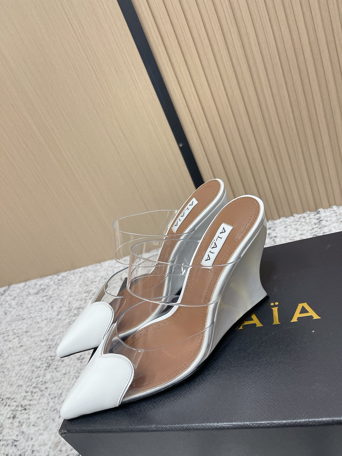 Unknown 小众潮牌 最新 小红书火推 ◼ AlAIA◼ 26春夏新款爱心 胶片尖头坡跟后空凉拖系列推出