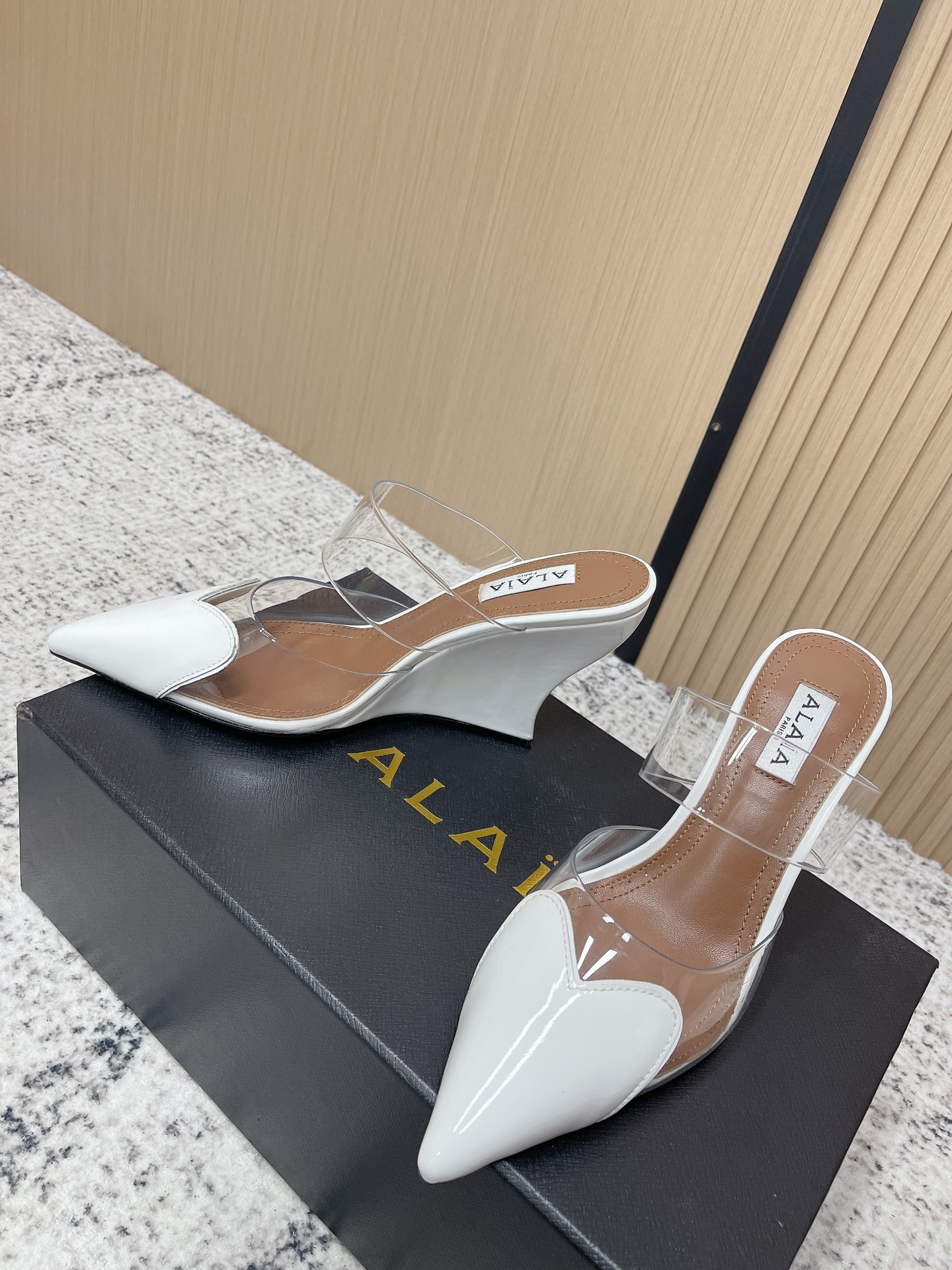 Unknown 小众潮牌 最新 小红书火推 ◼ AlAIA◼ 26春夏新款爱心 胶片尖头坡跟后空凉拖系列推出