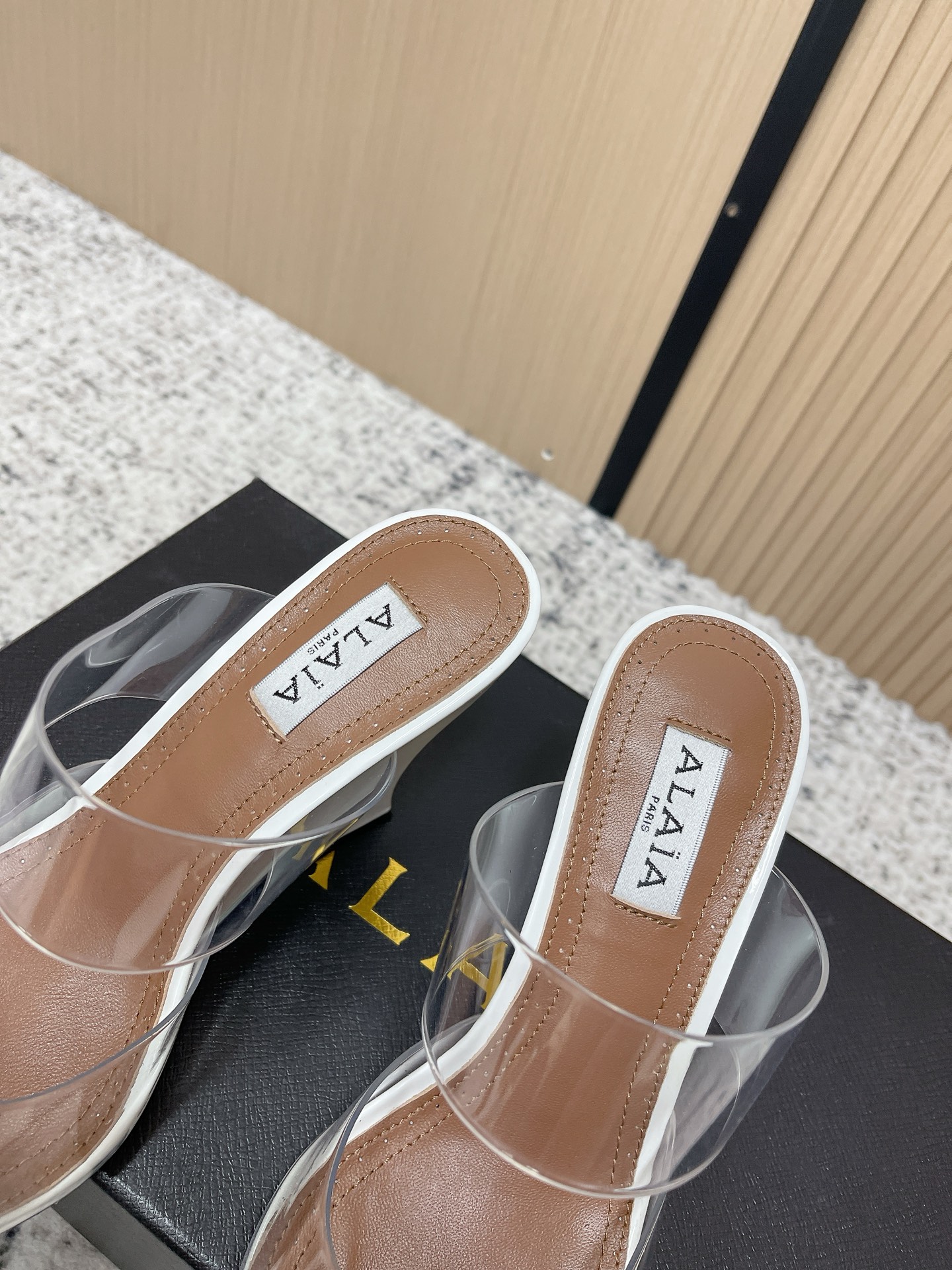 Unknown 小众潮牌 最新 小红书火推 ◼ AlAIA◼ 26春夏新款爱心 胶片尖头坡跟后空凉拖系列推出