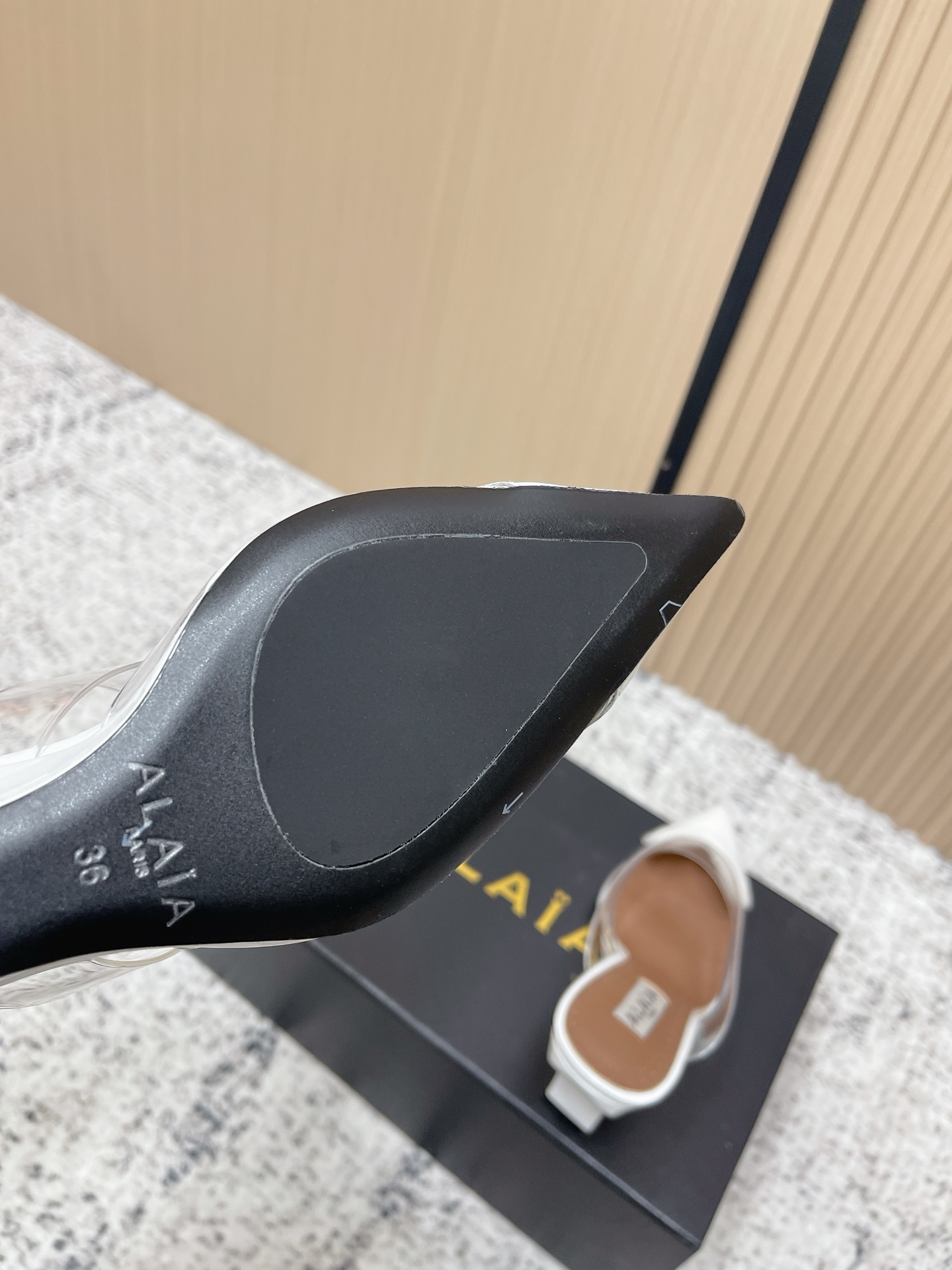 Unknown 小众潮牌 最新 小红书火推 ◼ AlAIA◼ 26春夏新款爱心 胶片尖头坡跟后空凉拖系列推出