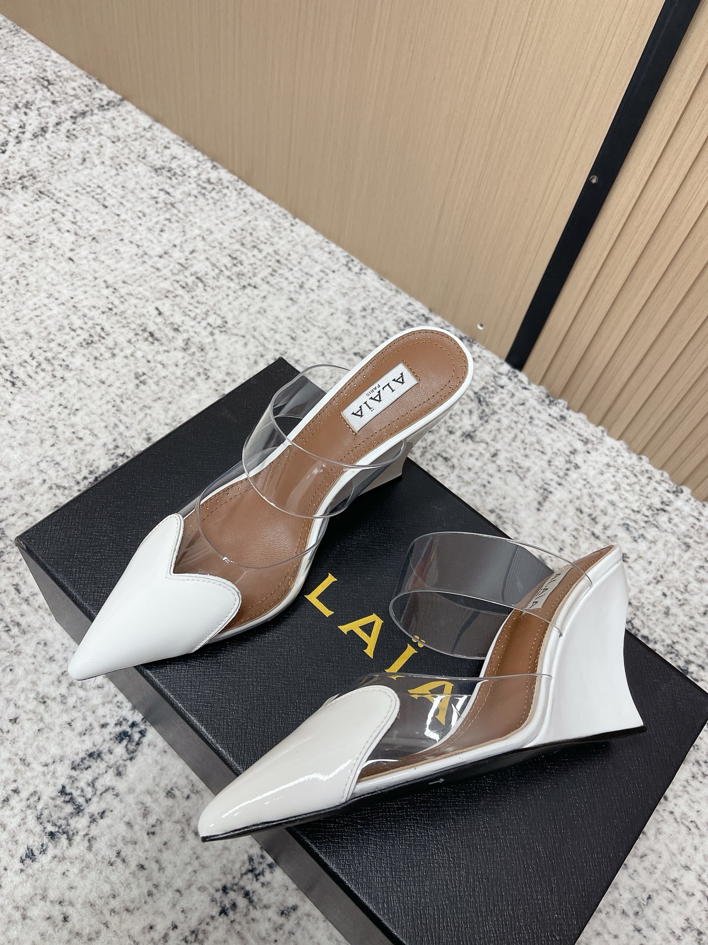 Unknown 小众潮牌 最新 小红书火推 ◼ AlAIA◼ 26春夏新款爱心 胶片尖头坡跟后空凉拖系列推出