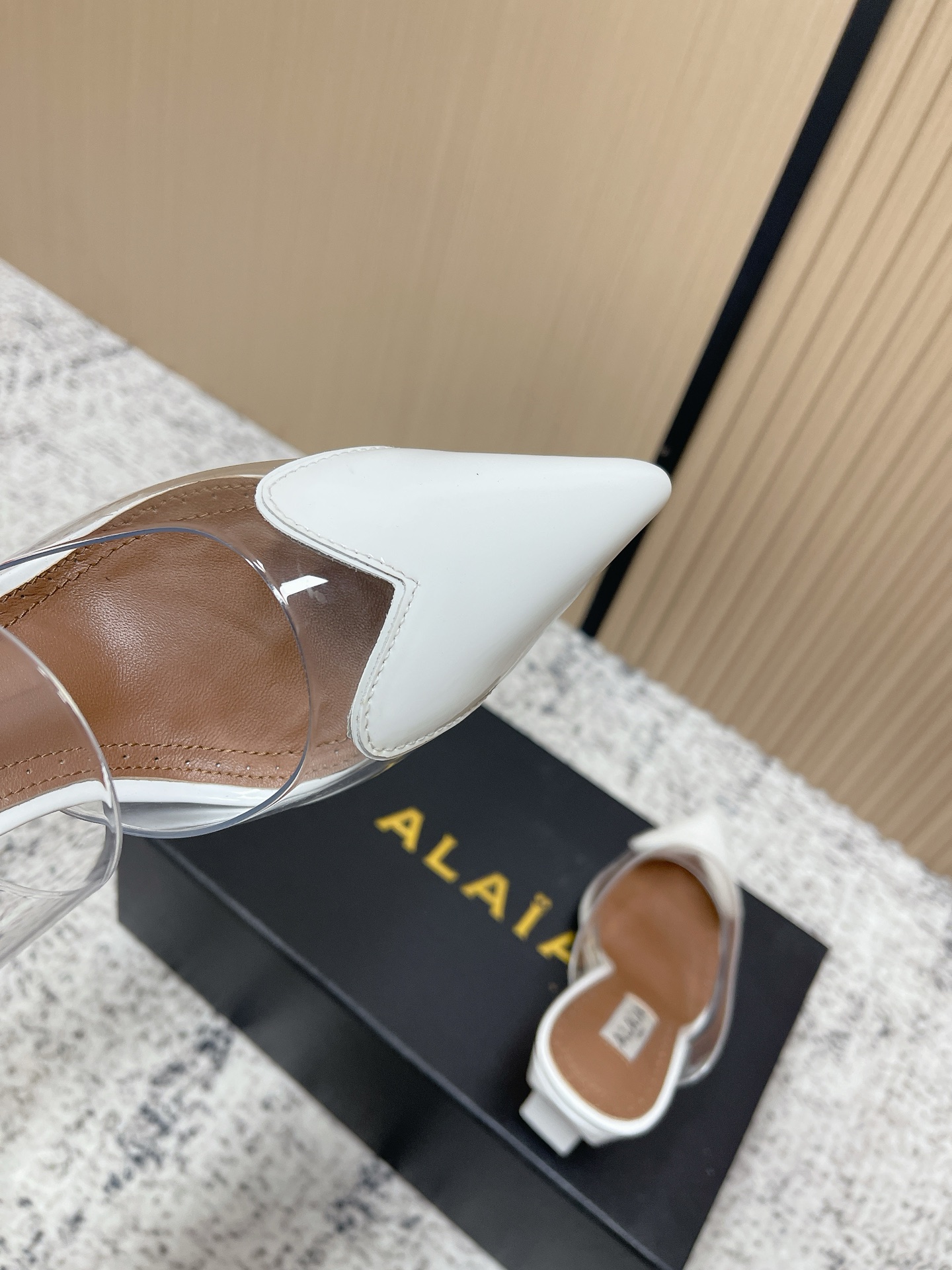 Unknown 小众潮牌 最新 小红书火推 ◼ AlAIA◼ 26春夏新款爱心 胶片尖头坡跟后空凉拖系列推出