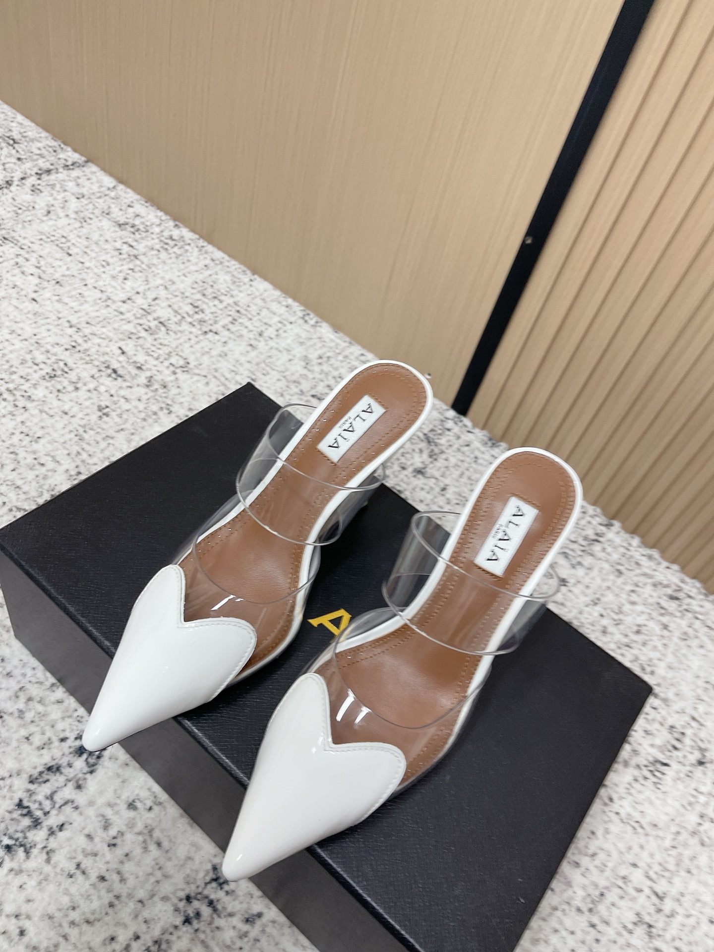 Unknown 小众潮牌 最新 小红书火推 ◼ AlAIA◼ 26春夏新款爱心 胶片尖头坡跟后空凉拖系列推出