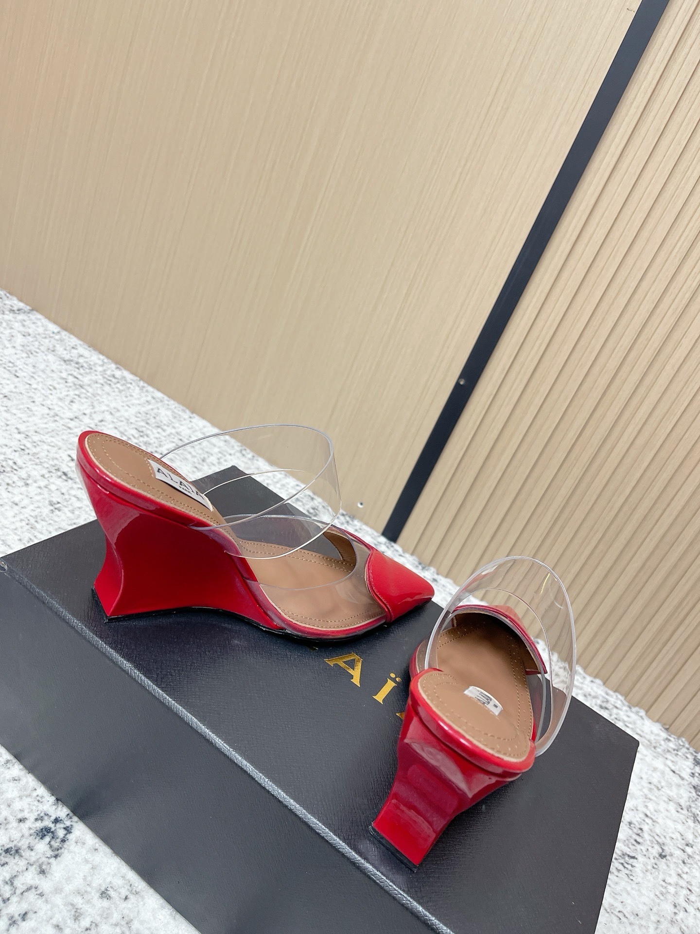 Christian Louboutin 小众潮牌 最新 小红书火推 ◼ AlAIA◼ 26春夏新款爱心 胶片尖头坡跟后空凉拖系列推出