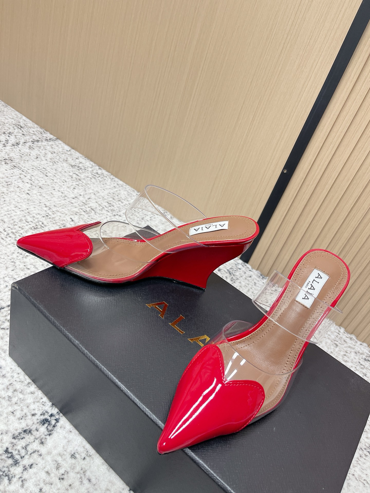 Christian Louboutin 小众潮牌 最新 小红书火推 ◼ AlAIA◼ 26春夏新款爱心 胶片尖头坡跟后空凉拖系列推出