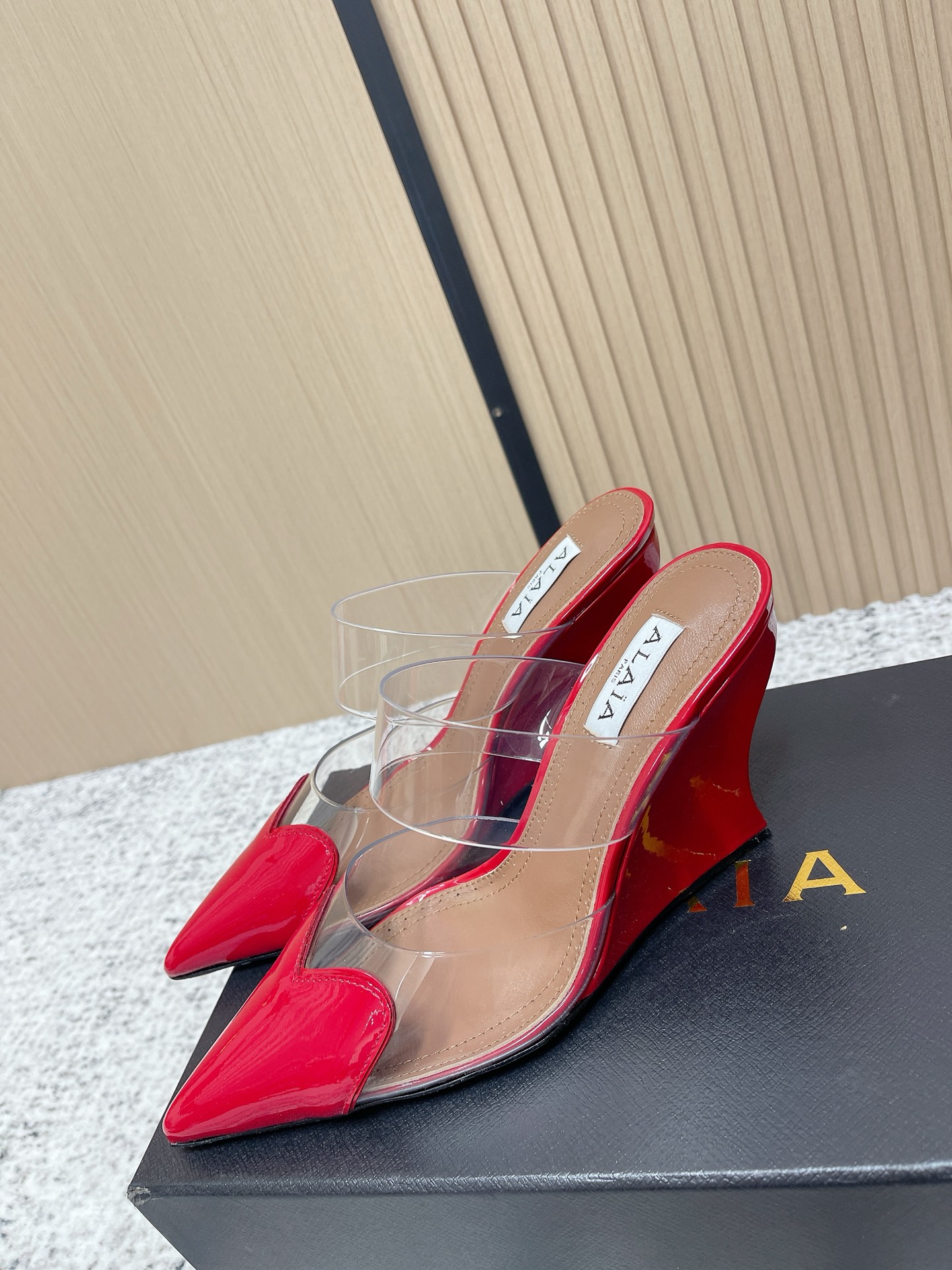 Christian Louboutin 小众潮牌 最新 小红书火推 ◼ AlAIA◼ 26春夏新款爱心 胶片尖头坡跟后空凉拖系列推出