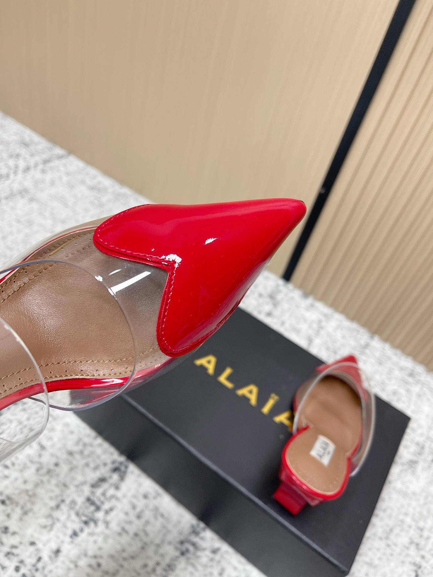 Christian Louboutin 小众潮牌 最新 小红书火推 ◼ AlAIA◼ 26春夏新款爱心 胶片尖头坡跟后空凉拖系列推出