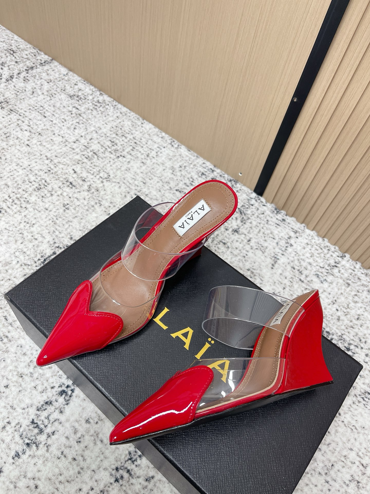 Christian Louboutin 小众潮牌 最新 小红书火推 ◼ AlAIA◼ 26春夏新款爱心 胶片尖头坡跟后空凉拖系列推出