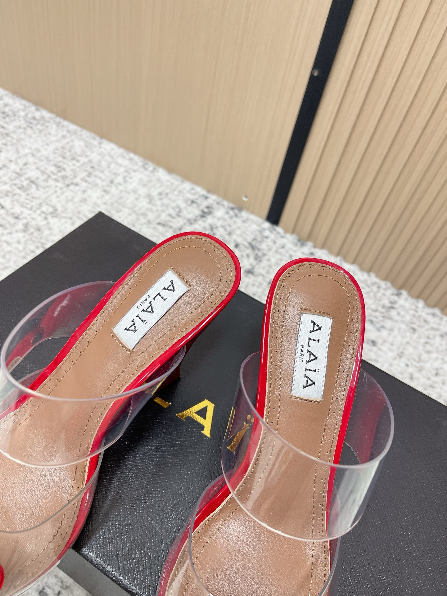 Christian Louboutin 小众潮牌 最新 小红书火推 ◼ AlAIA◼ 26春夏新款爱心 胶片尖头坡跟后空凉拖系列推出