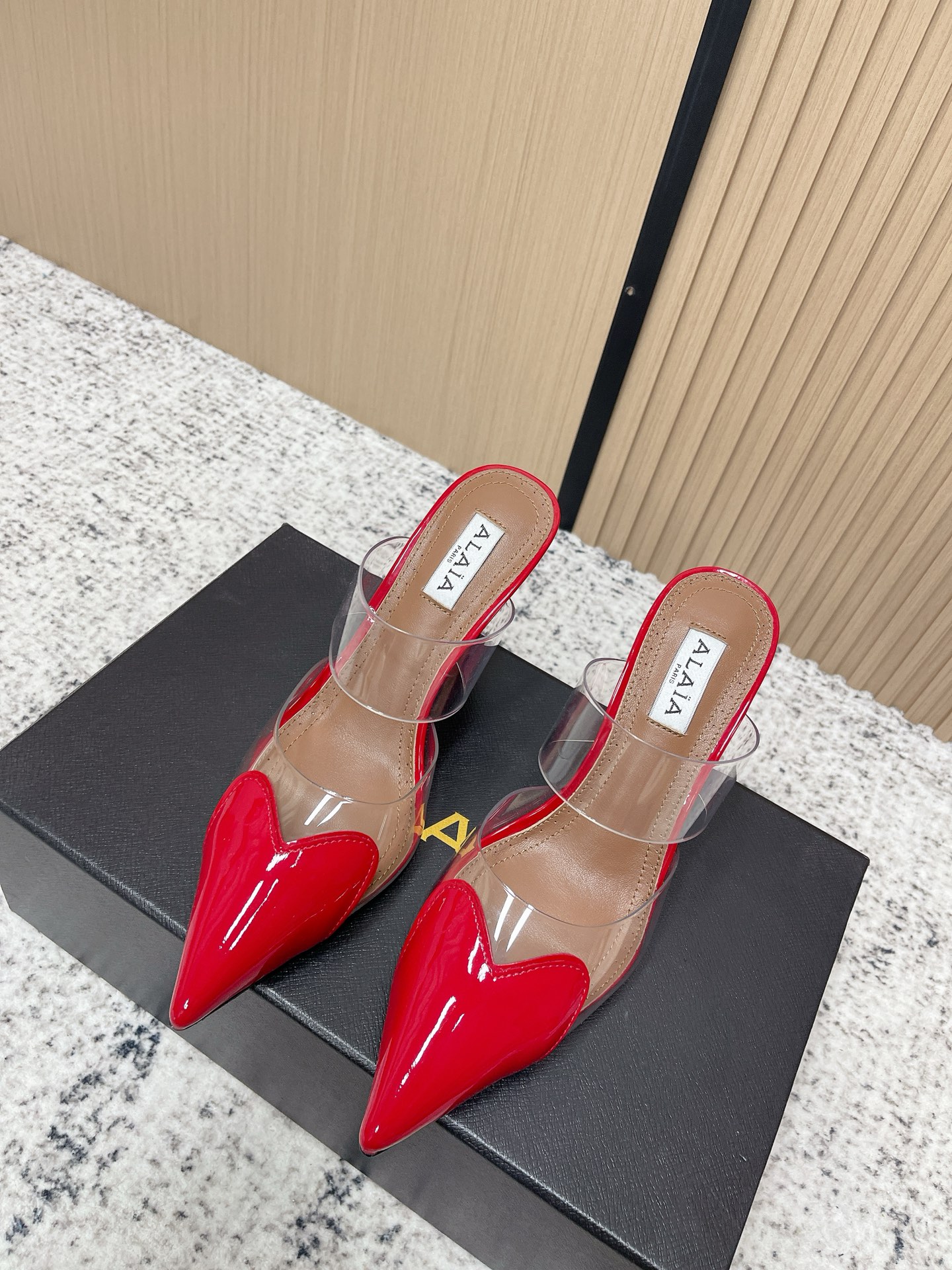 Christian Louboutin 小众潮牌 最新 小红书火推 ◼ AlAIA◼ 26春夏新款爱心 胶片尖头坡跟后空凉拖系列推出