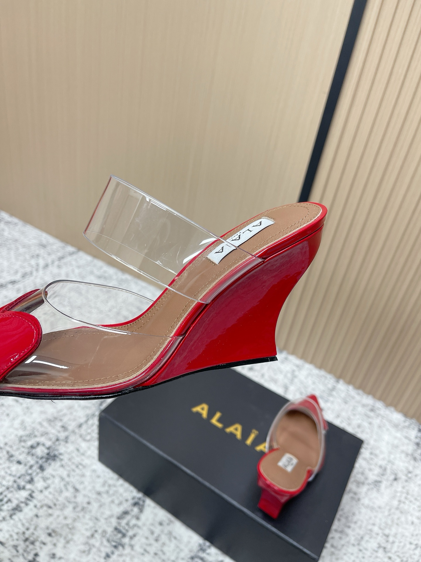 Christian Louboutin 小众潮牌 最新 小红书火推 ◼ AlAIA◼ 26春夏新款爱心 胶片尖头坡跟后空凉拖系列推出