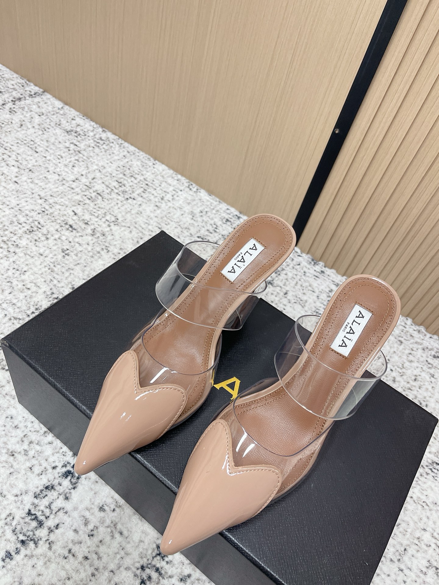 NO:788922,The top version of the latest trendy brand Xiaohongshu is hotly recommended. AlAIA26 new spring and summer love film pointed toe wedge heel back empty sandals series is launched —————————————— Countless famous designers regard him as “Designer of Designers” and he influences the style of many people!  These Alai@ design elements are still appearing on the runways of major brands. They are super popular and look great on your feet!  Here comes the high love high-love high-heeled shoes that everyone on the Internet has got a pair of. These PVC high-heeled shoes are decorated with exquisite heart-shaped decorations. The brand's new elegant shoe style is casual, comfortable, and fashionable. It comes in a variety of colors to match different occasions. Overseas bloggers have a pair!  The upper is made of original customized PVC/imported patent leather, the lining is sheepskin, and the original leather outsole is imported from Italy. Heel height: about 10cm. Size: 35-39 (40 41 custom-made, non-refundable), high heels and slippers, alaia, high heels, slippers, sheepskin, Leather soles19860909顶级版本 小众潮牌最新爆品小红书火推 AlAIA26春夏新款爱心胶片尖头坡跟后空凉拖系列推出 ——————————————— 无数的名设计师都把他看作“DesignerofDesigners”更影响着很多人的风格！这些Alai@的设计元素不是仍不断出现在各大品牌的秀台上、超级火爆,上脚美爆啦！ 外网大博人手一双的high love爱心高跟鞋来啦~ 这款PVC高跟鞋采用精美心形装饰搭配 品牌全新的优雅鞋型 休闲舒适兼备具时髦利落 多种颜色搭配不同场合 海外博主人手一双！ 鞋面采用原装定制PVC/进口漆皮 内里垫脚羊皮 意大利进口原色真皮大底 跟高:约10cm 码数:35-39（ 40 41 订做不退换）,高跟鞋拖鞋,alaia,high heels,slippers,sheepskin,Leather soles,Women's Shoes