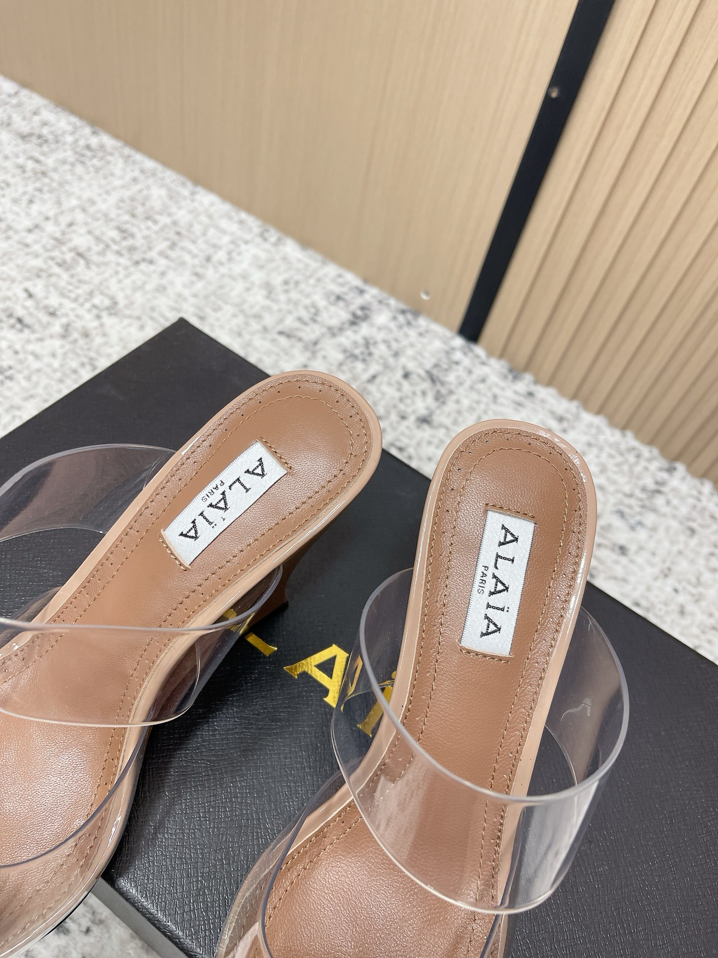 Unknown 小众潮牌 最新 小红书火推 ◼ AlAIA◼ 26春夏新款爱心 胶片尖头坡跟后空凉拖系列推出