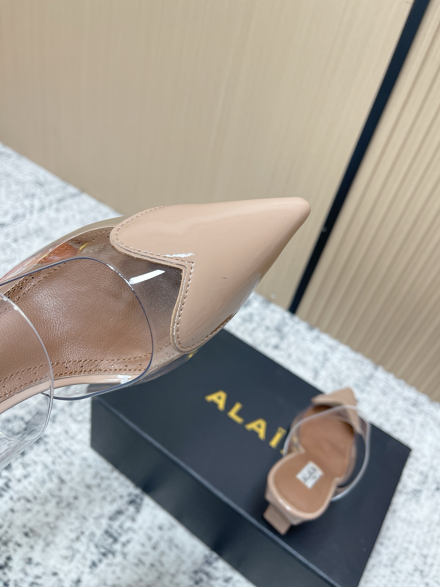 Unknown 小众潮牌 最新 小红书火推 ◼ AlAIA◼ 26春夏新款爱心 胶片尖头坡跟后空凉拖系列推出