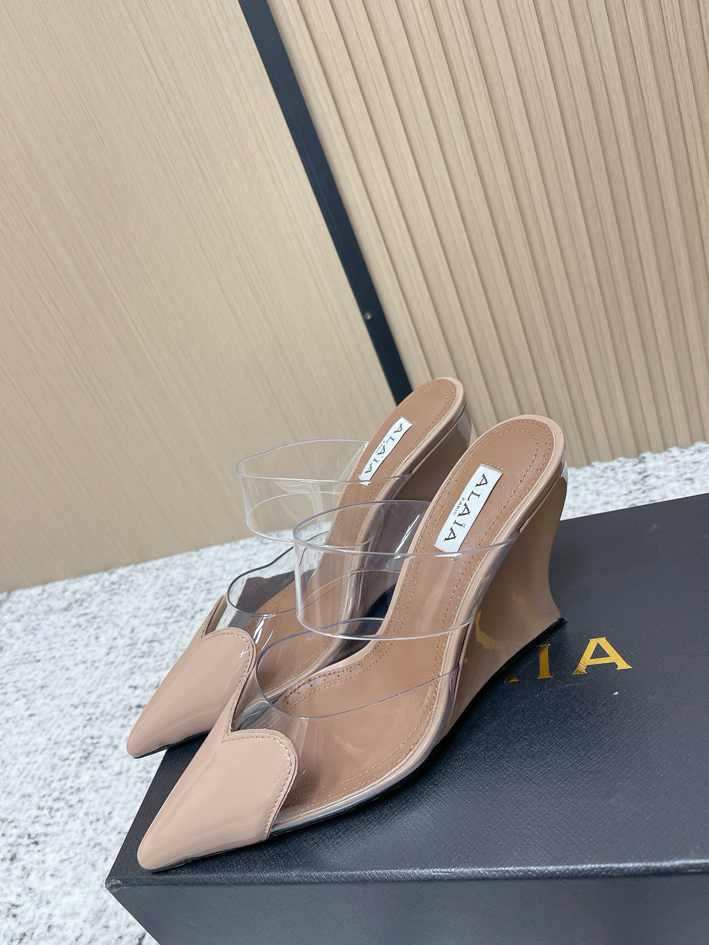 Unknown 小众潮牌 最新 小红书火推 ◼ AlAIA◼ 26春夏新款爱心 胶片尖头坡跟后空凉拖系列推出