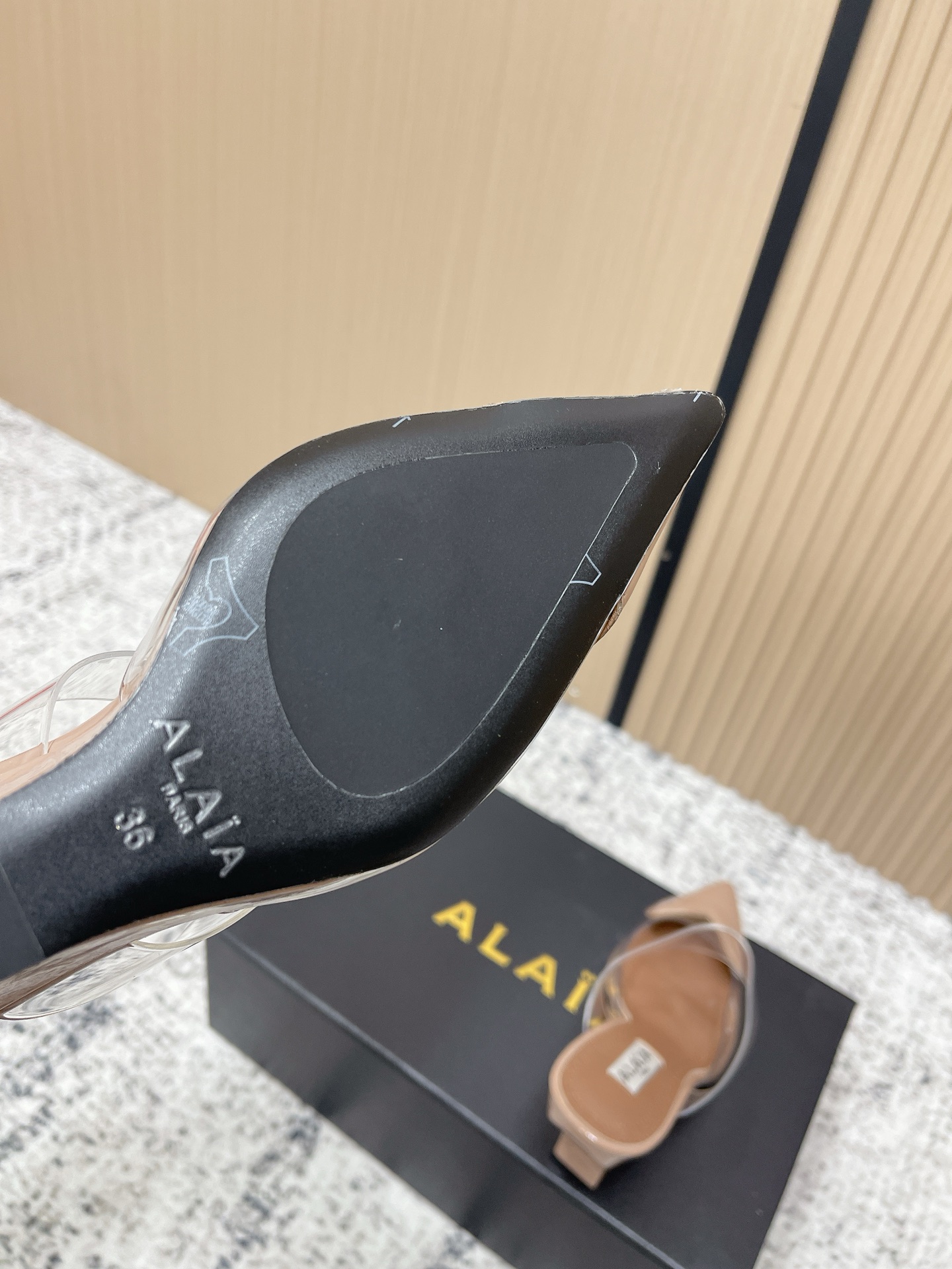 Unknown 小众潮牌 最新 小红书火推 ◼ AlAIA◼ 26春夏新款爱心 胶片尖头坡跟后空凉拖系列推出