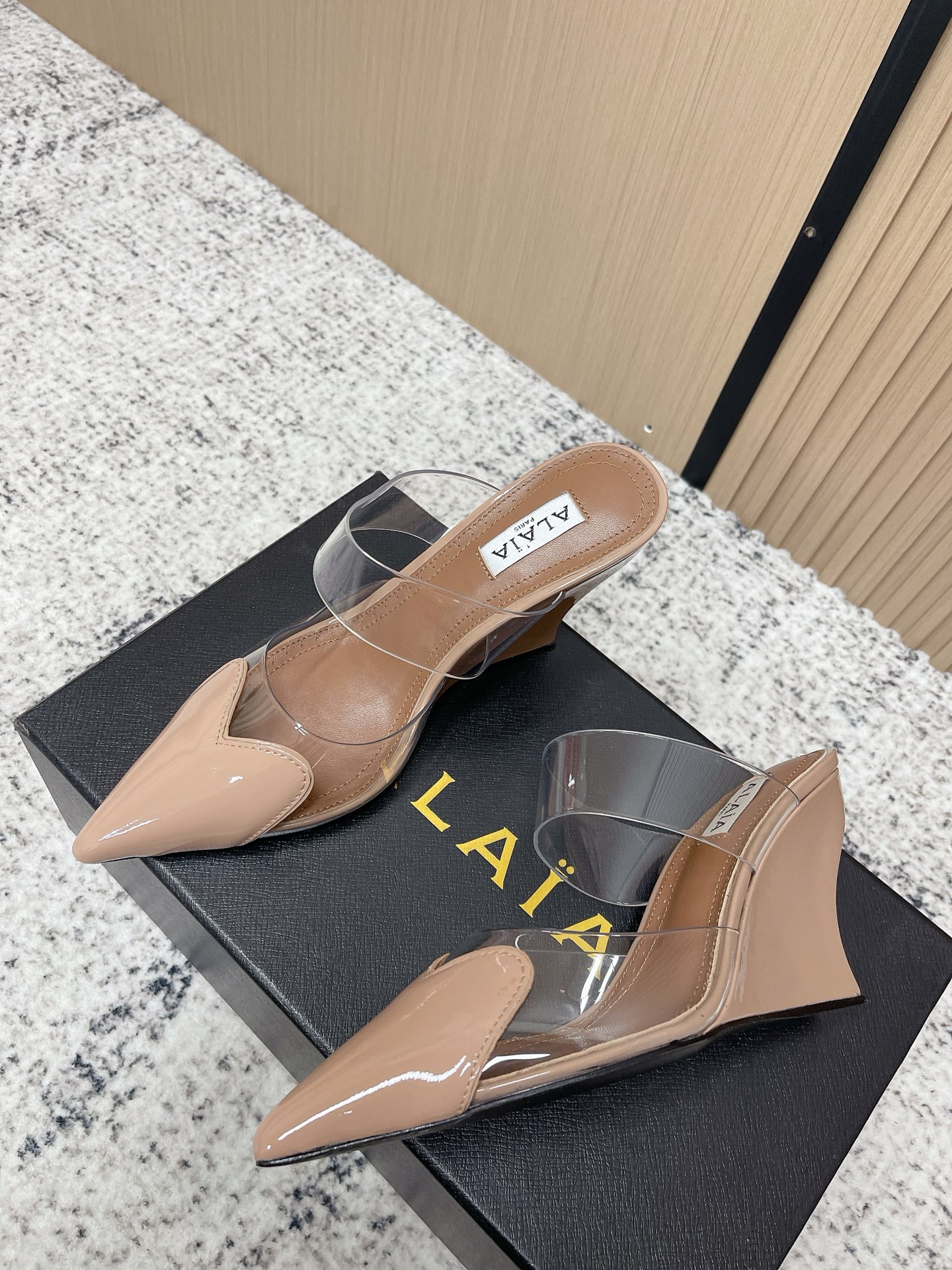 Unknown 小众潮牌 最新 小红书火推 ◼ AlAIA◼ 26春夏新款爱心 胶片尖头坡跟后空凉拖系列推出
